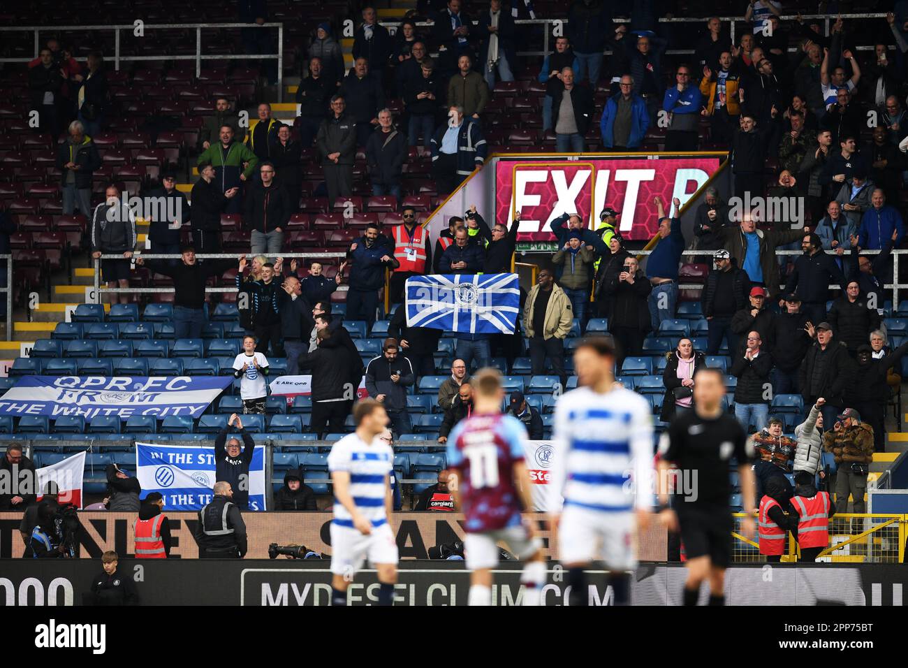 Burnley, Royaume-Uni. 22nd avril 2023. Les fans des Queens Park Rangers célèbrent le but qui a été remporté en retard lors du match du championnat Sky Bet à Turf Moor, Burnley. Crédit photo à lire: Gary Oakley/Sportimage crédit: Sportimage Ltd/Alay Live News Banque D'Images