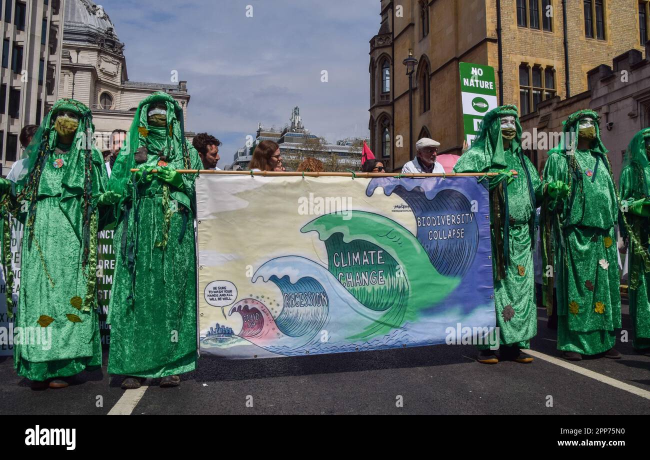 Londres, Royaume-Uni. 22nd avril 2023. Des milliers de personnes ont défilé à Westminster pour protester contre la destruction de la nature, la perte de biodiversité et les changements climatiques le jour de la Terre et le deuxième jour de la manifestation de quatre jours organisée par la rébellion des extinction et de nombreux autres groupes. Credit: Vuk Valcic/Alamy Live News Banque D'Images