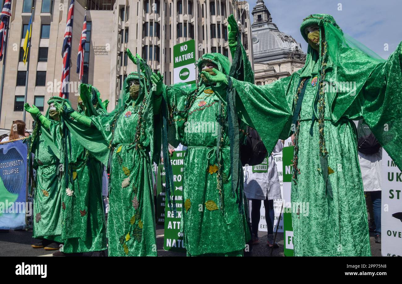 Londres, Royaume-Uni. 22nd avril 2023. Des milliers de personnes ont défilé à Westminster pour protester contre la destruction de la nature, la perte de biodiversité et les changements climatiques le jour de la Terre et le deuxième jour de la manifestation de quatre jours organisée par la rébellion des extinction et de nombreux autres groupes. Credit: Vuk Valcic/Alamy Live News Banque D'Images