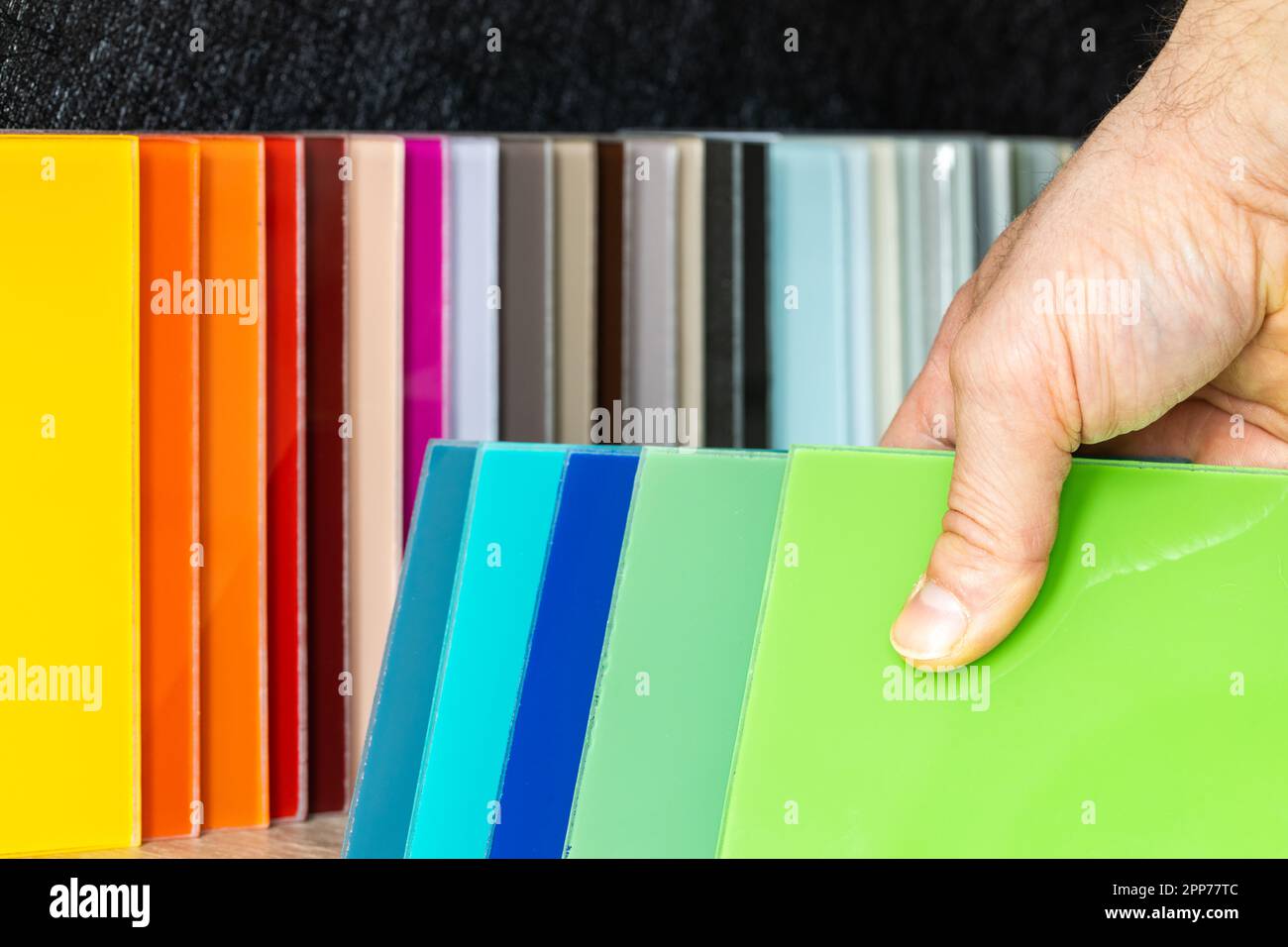 Echantillonneur de verre coloré, matériau de finition maison, verre décoratif, couleurs contrastantes, juteuses et pastel, studio de verre artistique, palette de couleurs Banque D'Images