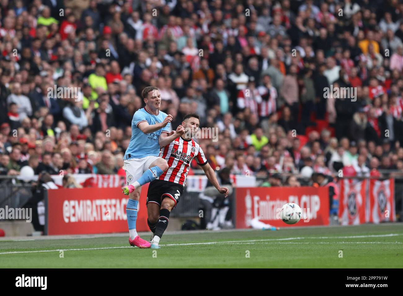 Londres, Royaume-Uni. 22nd avril 2023. George Baldock de Sheffield United s'est fouillé Sergio Gomez de Manchester City lors du match de demi-finale de la coupe FA entre Manchester City et Sheffield Utd au stade Wembley, Londres, Angleterre, le 22 avril 2023. Photo de Joshua Smith. Utilisation éditoriale uniquement, licence requise pour une utilisation commerciale. Aucune utilisation dans les Paris, les jeux ou les publications d'un seul club/ligue/joueur. Crédit : UK Sports pics Ltd/Alay Live News Banque D'Images