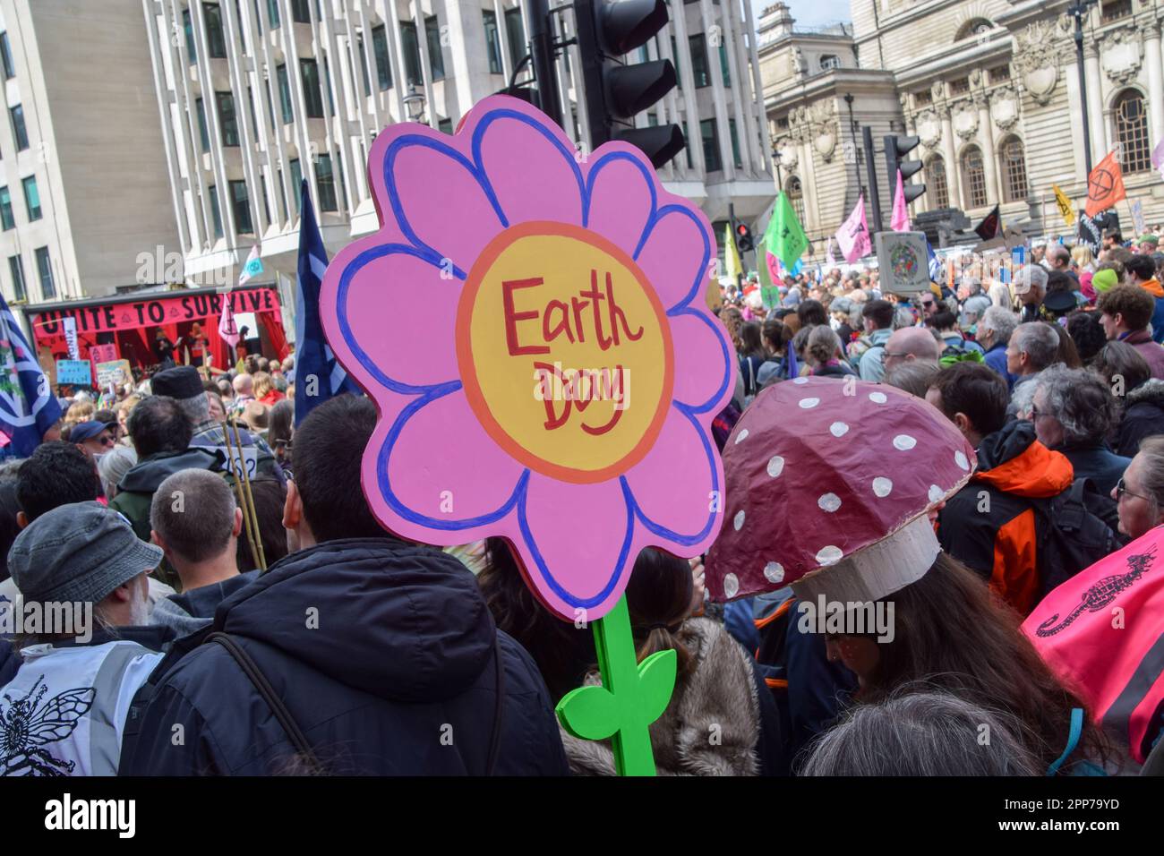 Londres, Angleterre, Royaume-Uni. 22nd avril 2023. Des milliers de personnes ont défilé à Westminster pour protester contre la destruction de la nature, la perte de biodiversité et les changements climatiques le jour de la Terre et le deuxième jour de la manifestation de quatre jours organisée par la rébellion des extinction et de nombreux autres groupes. (Credit image: © Vuk Valcic/ZUMA Press Wire) USAGE ÉDITORIAL SEULEMENT! Non destiné À un usage commercial ! Banque D'Images