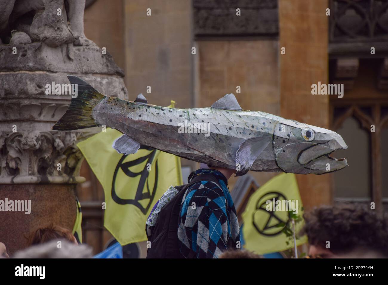 Londres, Angleterre, Royaume-Uni. 22nd avril 2023. Des milliers de personnes ont défilé à Westminster pour protester contre la destruction de la nature, la perte de biodiversité et les changements climatiques le jour de la Terre et le deuxième jour de la manifestation de quatre jours organisée par la rébellion des extinction et de nombreux autres groupes. (Credit image: © Vuk Valcic/ZUMA Press Wire) USAGE ÉDITORIAL SEULEMENT! Non destiné À un usage commercial ! Banque D'Images