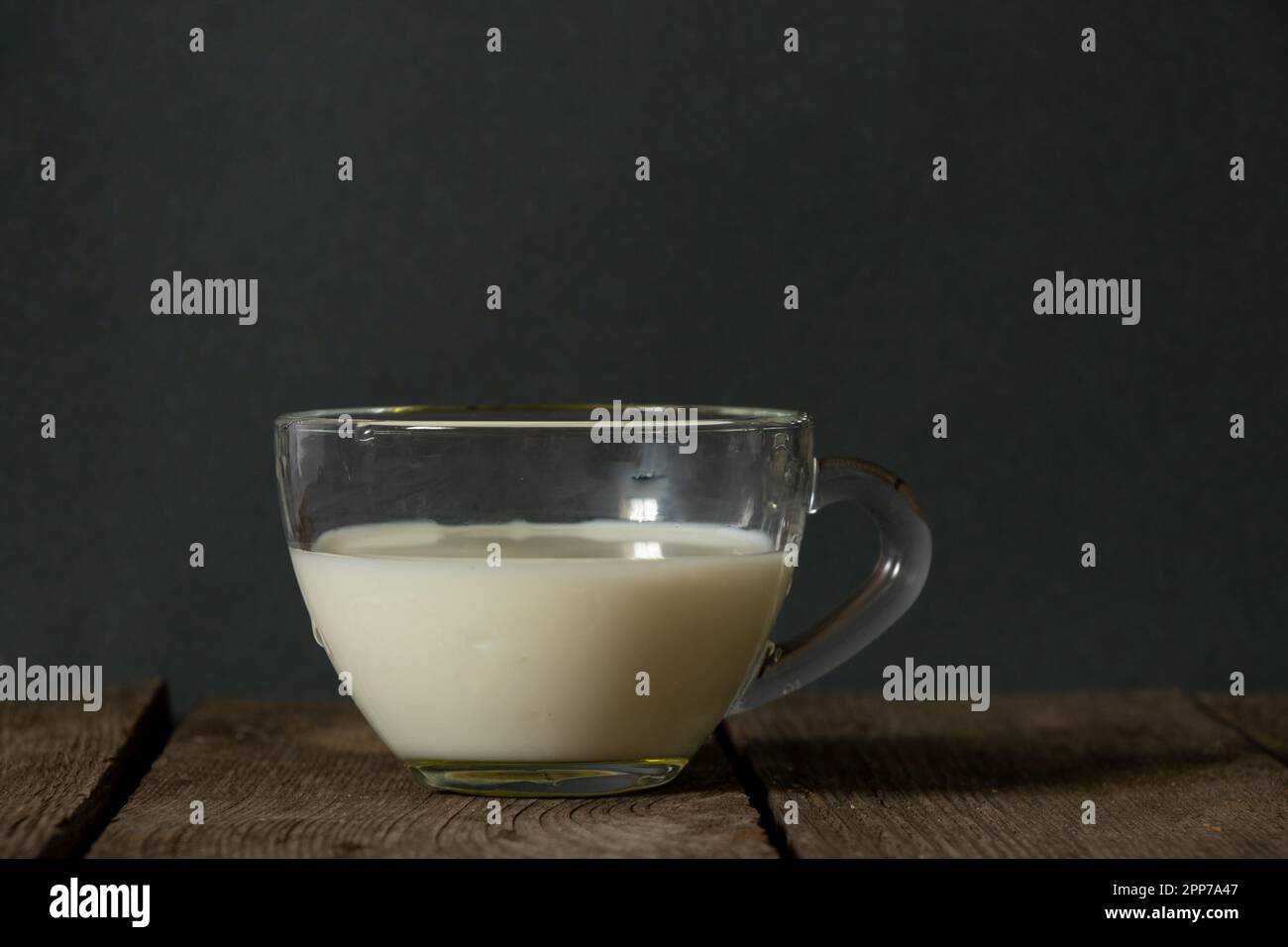 verre de lait sur une table en bois dans la cuisine sur une sombre Banque D'Images