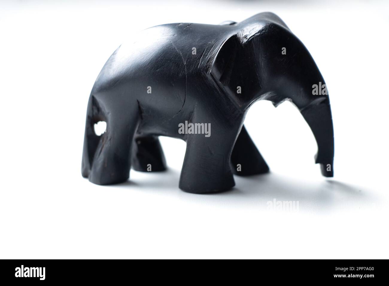 figurine d'éléphant en pierre faite à la main sur un blanc isolé Banque D'Images