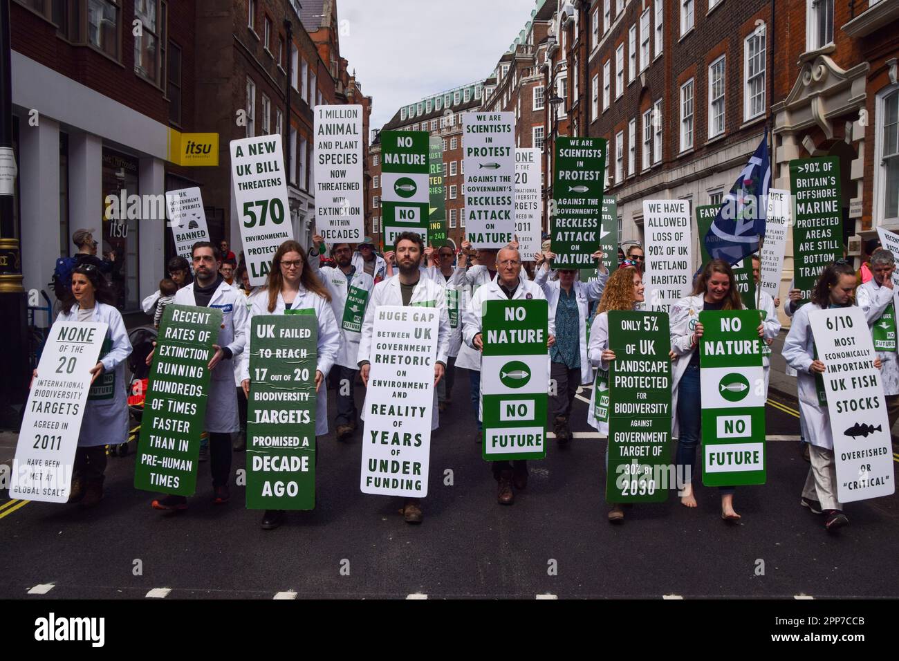 Londres, Angleterre, Royaume-Uni. 22nd avril 2023. Les scientifiques se joignent à la marche. Des milliers de personnes ont défilé à Westminster pour protester contre la destruction de la nature, la perte de biodiversité et les changements climatiques le jour de la Terre et le deuxième jour de la manifestation de quatre jours organisée par la rébellion des extinction et de nombreux autres groupes. (Credit image: © Vuk Valcic/ZUMA Press Wire) USAGE ÉDITORIAL SEULEMENT! Non destiné À un usage commercial ! Banque D'Images