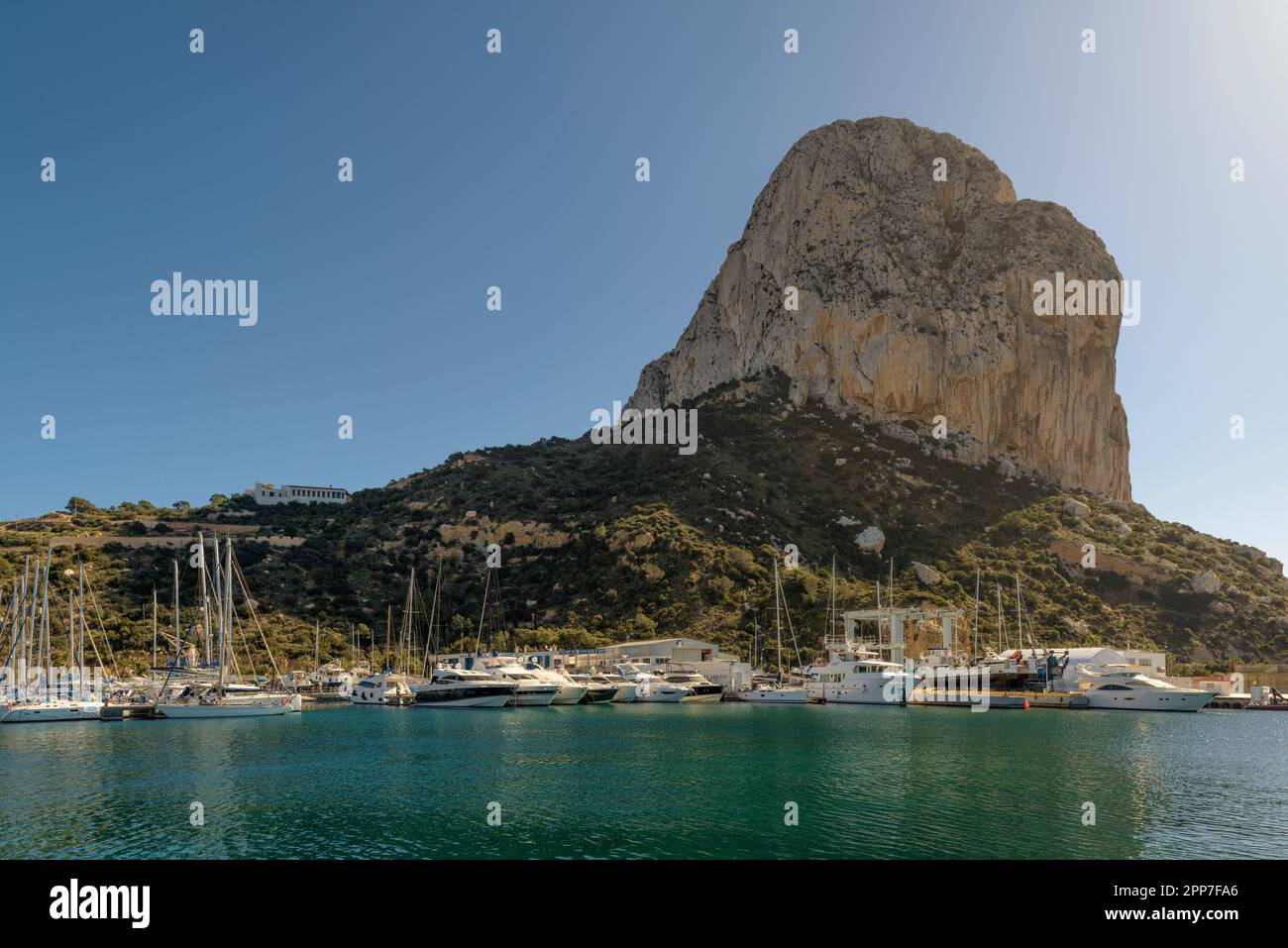 La Peñón de Ifach, une immense formation de calcaire dans la municipalité de Calp (Calpe) sur la côte méditerranéenne espagnole, province d'Alicante, Espagne. Banque D'Images