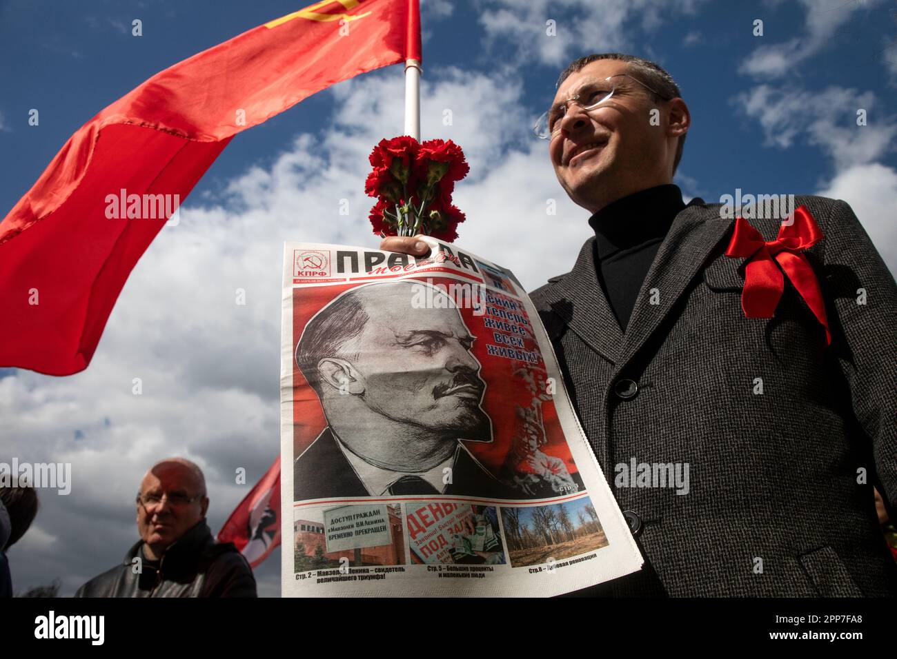 Moscou, Russie. 22nd avril 2023. Un homme tient un journal du parti communiste "Pravda" (Eng: Vérité) lors d'une cérémonie pour déposer des fleurs et des couronnes sur le mausolée de Lénine sur la place Rouge et marquer 153 ans depuis la naissance de Vladimir Lénine, en Russie. Nikolay Vinokurov/Alay Live News Banque D'Images