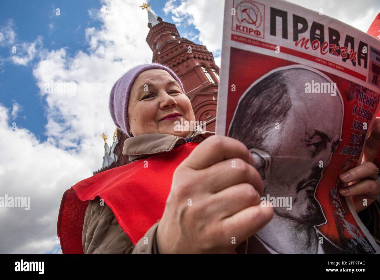 Moscou, Russie. 22nd avril 2023. Une femme âgée lit le journal "Pravda" d'un parti communiste (Eng: Vérité) lors d'une cérémonie pour déposer des fleurs et des couronnes sur le mausolée de Lénine sur la place Rouge et marquer 153 ans depuis la naissance de Vladimir Lénine, en Russie. Nikolay Vinokurov/Alay Live News Banque D'Images
