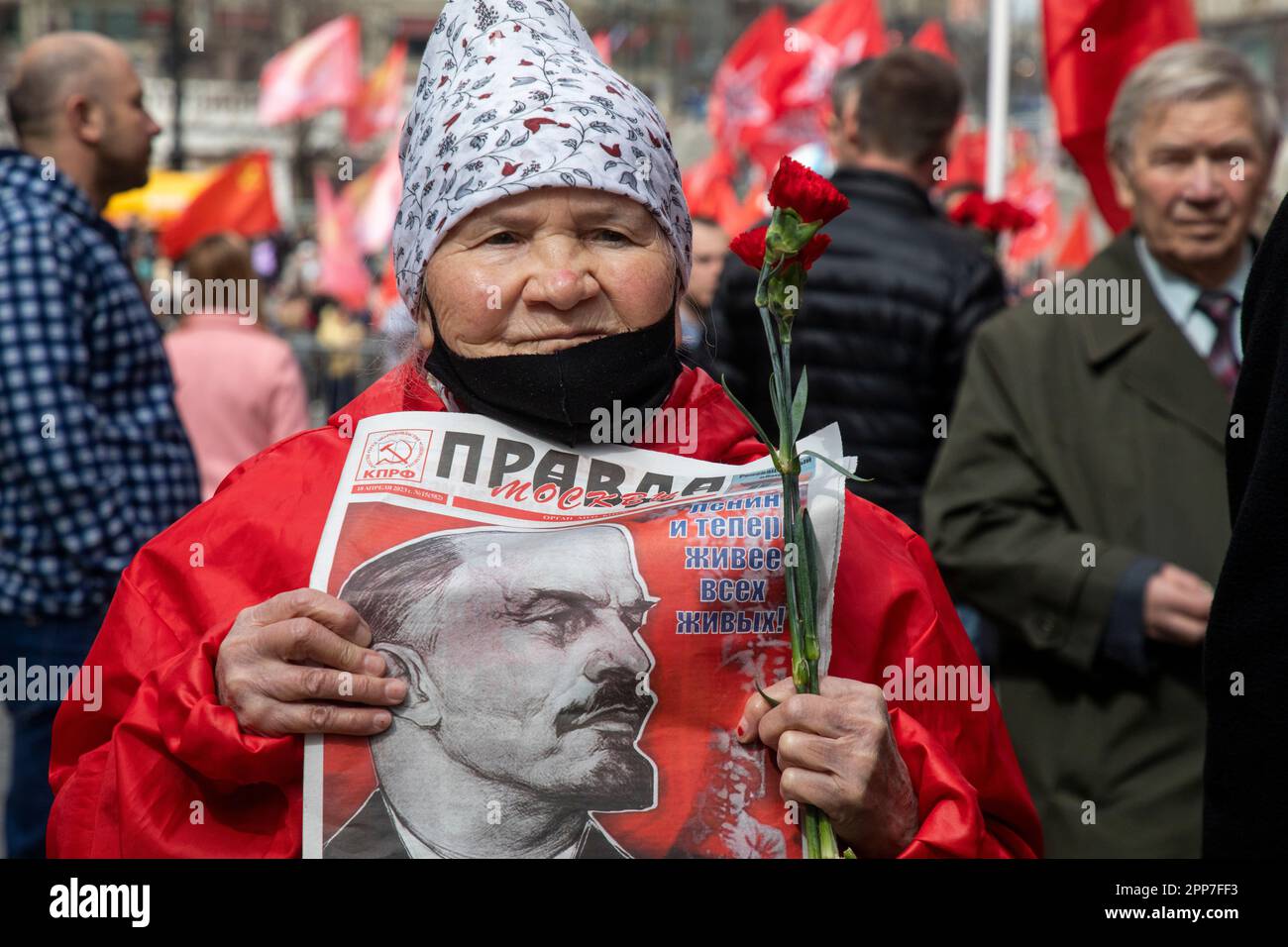 Moscou, Russie. 22nd avril 2023. Une femme âgée tient un journal du parti communiste "Pravda" (Eng: Vérité) lors d'une cérémonie pour déposer des fleurs et des couronnes sur le mausolée de Lénine sur la place Rouge et marquer 153 ans depuis la naissance de Vladimir Lénine, en Russie. Nikolay Vinokurov/Alay Live News Banque D'Images
