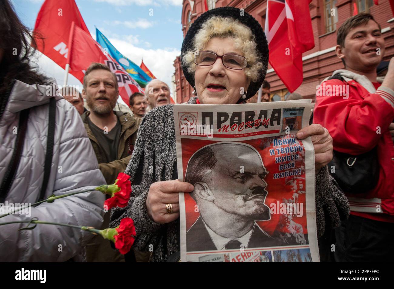 Moscou, Russie. 22nd avril 2023. Une femme âgée tient un journal du parti communiste "Pravda" (Eng: Vérité) lors d'une cérémonie pour déposer des fleurs et des couronnes sur le mausolée de Lénine sur la place Rouge et marquer 153 ans depuis la naissance de Vladimir Lénine, en Russie. Nikolay Vinokurov/Alay Live News Banque D'Images