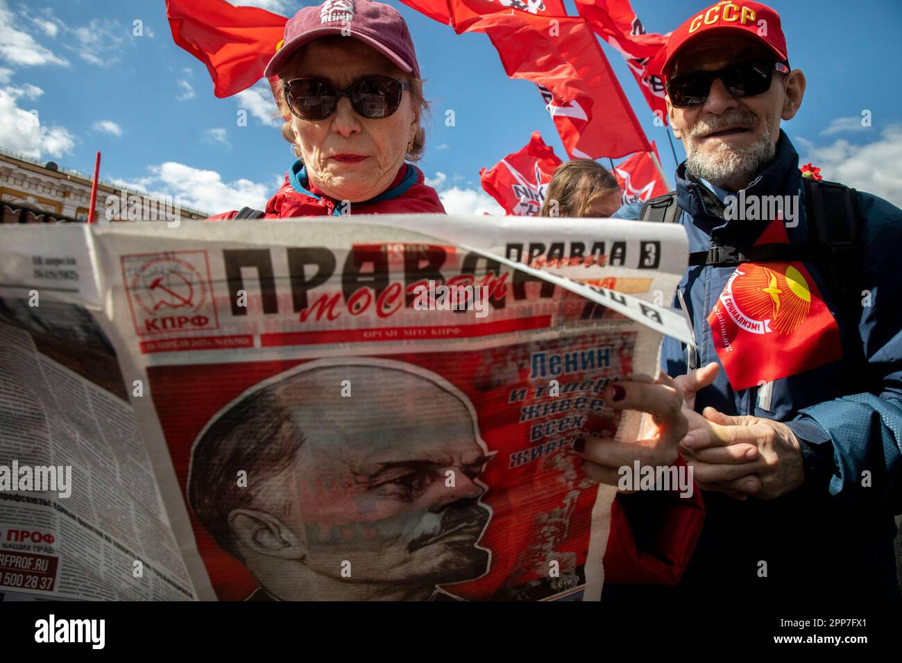Moscou, Russie. 22nd avril 2023. Une femme âgée lit le journal "Pravda" d'un parti communiste (Eng: Vérité) lors d'une cérémonie pour déposer des fleurs et des couronnes sur le mausolée de Lénine sur la place Rouge et marquer 153 ans depuis la naissance de Vladimir Lénine, en Russie. Nikolay Vinokurov/Alay Live News Banque D'Images