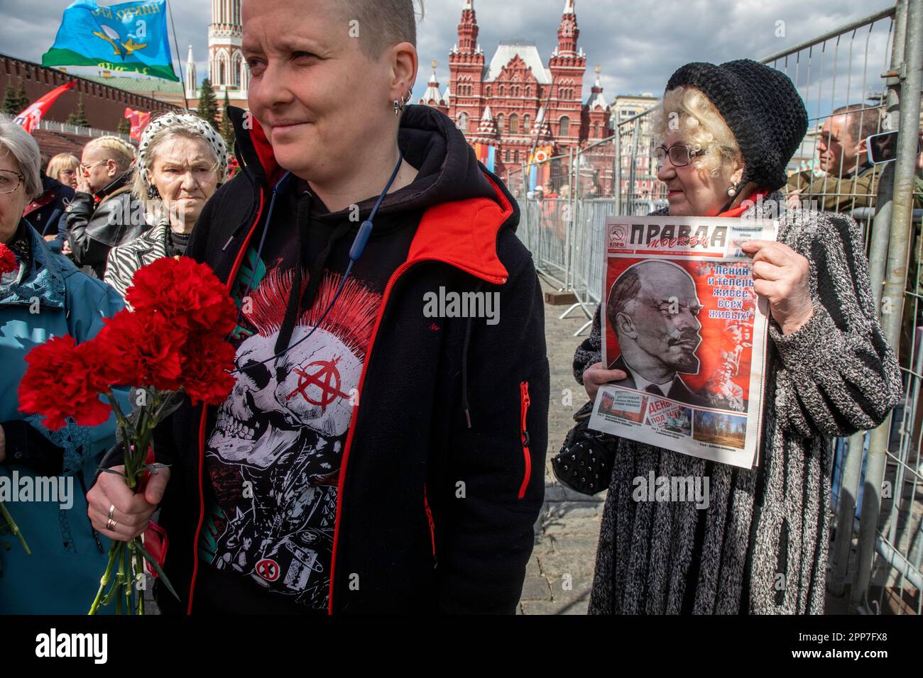 Moscou, Russie. 22nd avril 2023. Une femme âgée tient un journal du parti communiste "Pravda" (Eng: Vérité) lors d'une cérémonie pour déposer des fleurs et des couronnes sur le mausolée de Lénine sur la place Rouge et marquer 153 ans depuis la naissance de Vladimir Lénine, en Russie. Nikolay Vinokurov/Alay Live News Banque D'Images