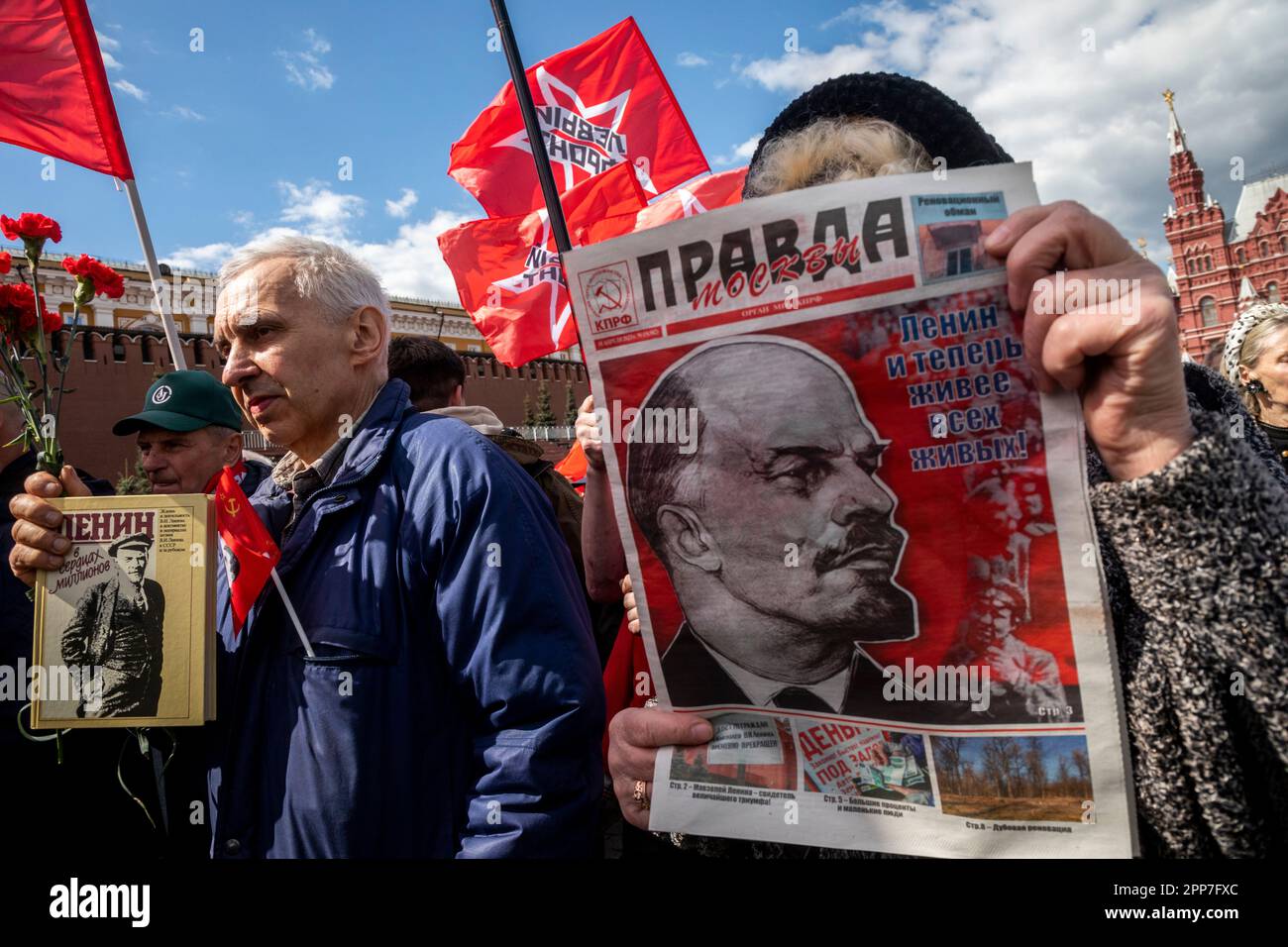 Moscou, Russie. 22nd avril 2023. Une femme âgée tient un journal du parti communiste "Pravda" (Eng: Vérité) lors d'une cérémonie pour déposer des fleurs et des couronnes sur le mausolée de Lénine sur la place Rouge et marquer 153 ans depuis la naissance de Vladimir Lénine, en Russie. Nikolay Vinokurov/Alay Live News Banque D'Images