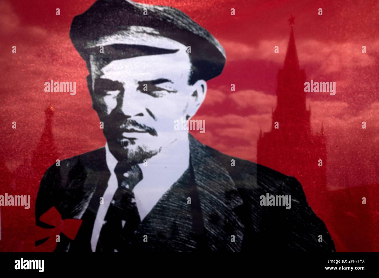 Moscou, Russie. 22nd avril 2023. Les partisans du Parti communiste russe (KPRF) tiennent une bannière avec un portrait du dirigeant soviétique Vladimir Lénine pendant une cérémonie pour déposer des fleurs et des couronnes sur le mausolée de Lénine sur la place Rouge et marquer 153 ans depuis la naissance de Vladimir Lénine, en Russie. Nikolay Vinokurov/Alay Live News Banque D'Images