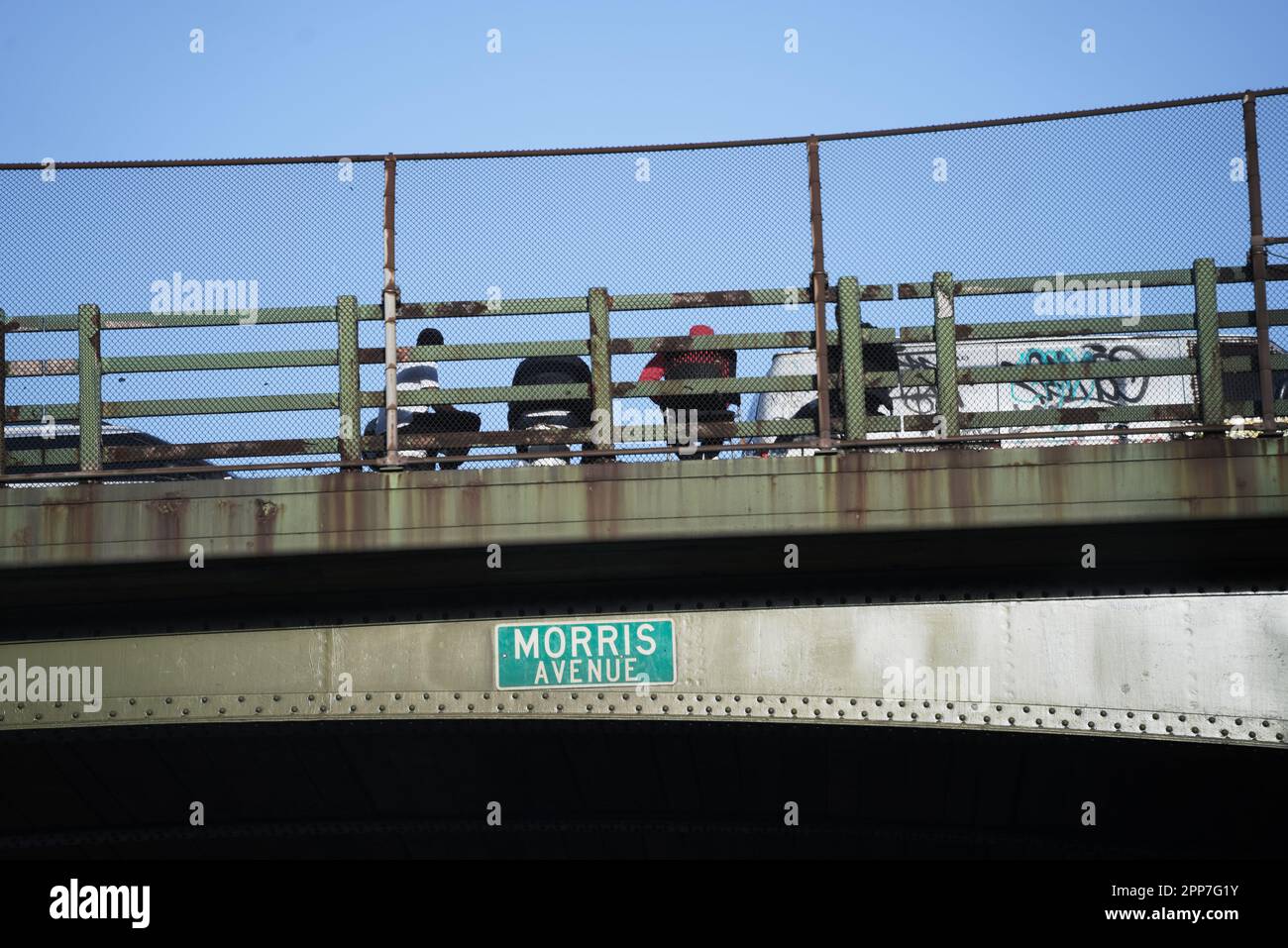 Pont de l'avenue Morris au-dessus de l'autoroute Cross Bronx dans le Bronx avec les habitants du quartier assis sur des chaises Banque D'Images
