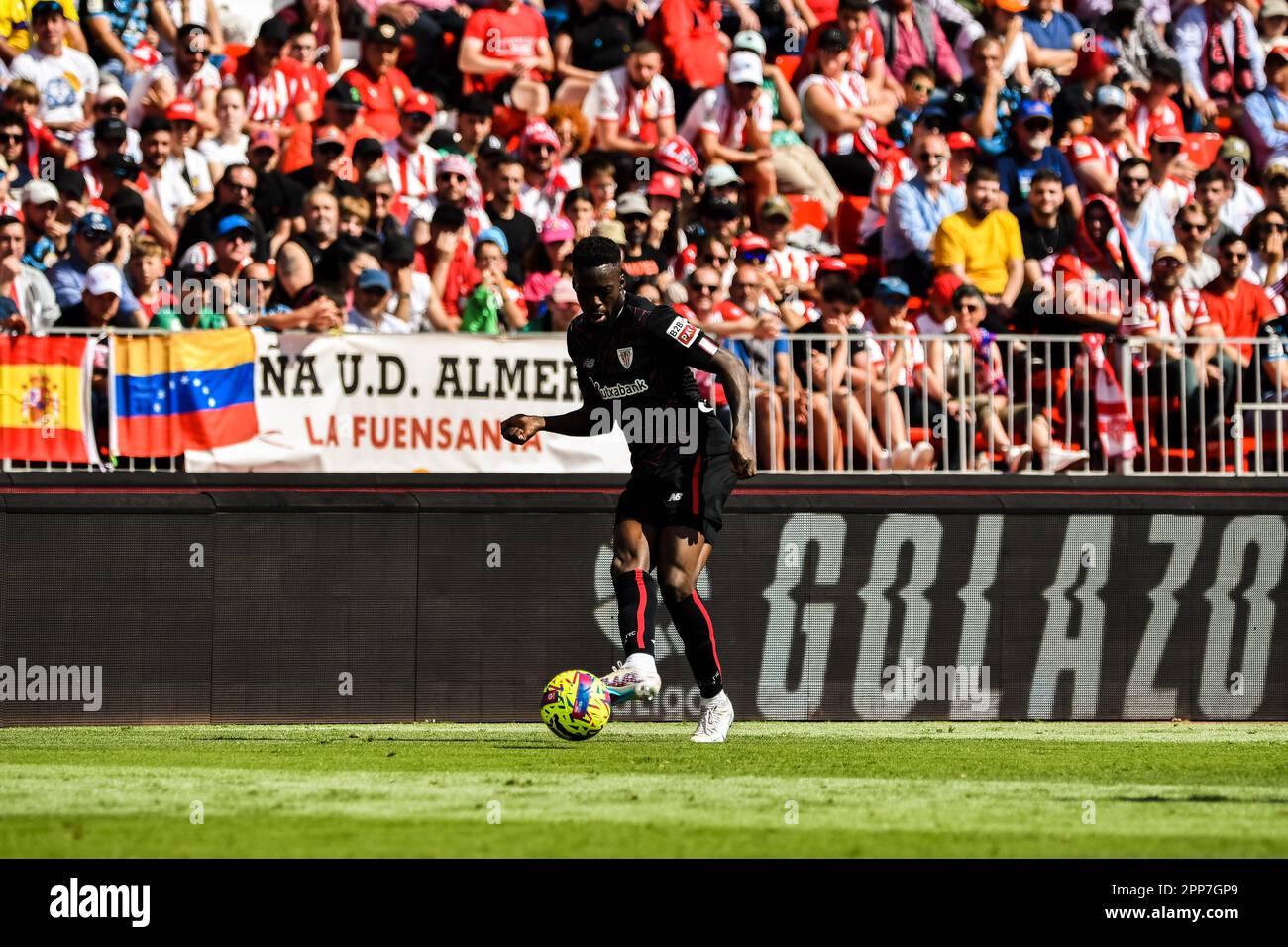 22 avril 2023: ALMERIA, ESPAGNE - AVRIL 22: Nico Williams de l'Athlétique de Bilbao Shoot le ballon pendant le match entre UD Almeria et Athlétique de Bilbao de la Liga Santander sur 22 avril 2023 au stade Powerhouse à Almeria, Espagne. (Credit image: © Samuel Carreño/PX Imagens via ZUMA Press Wire) USAGE ÉDITORIAL SEULEMENT! Non destiné À un usage commercial ! Banque D'Images