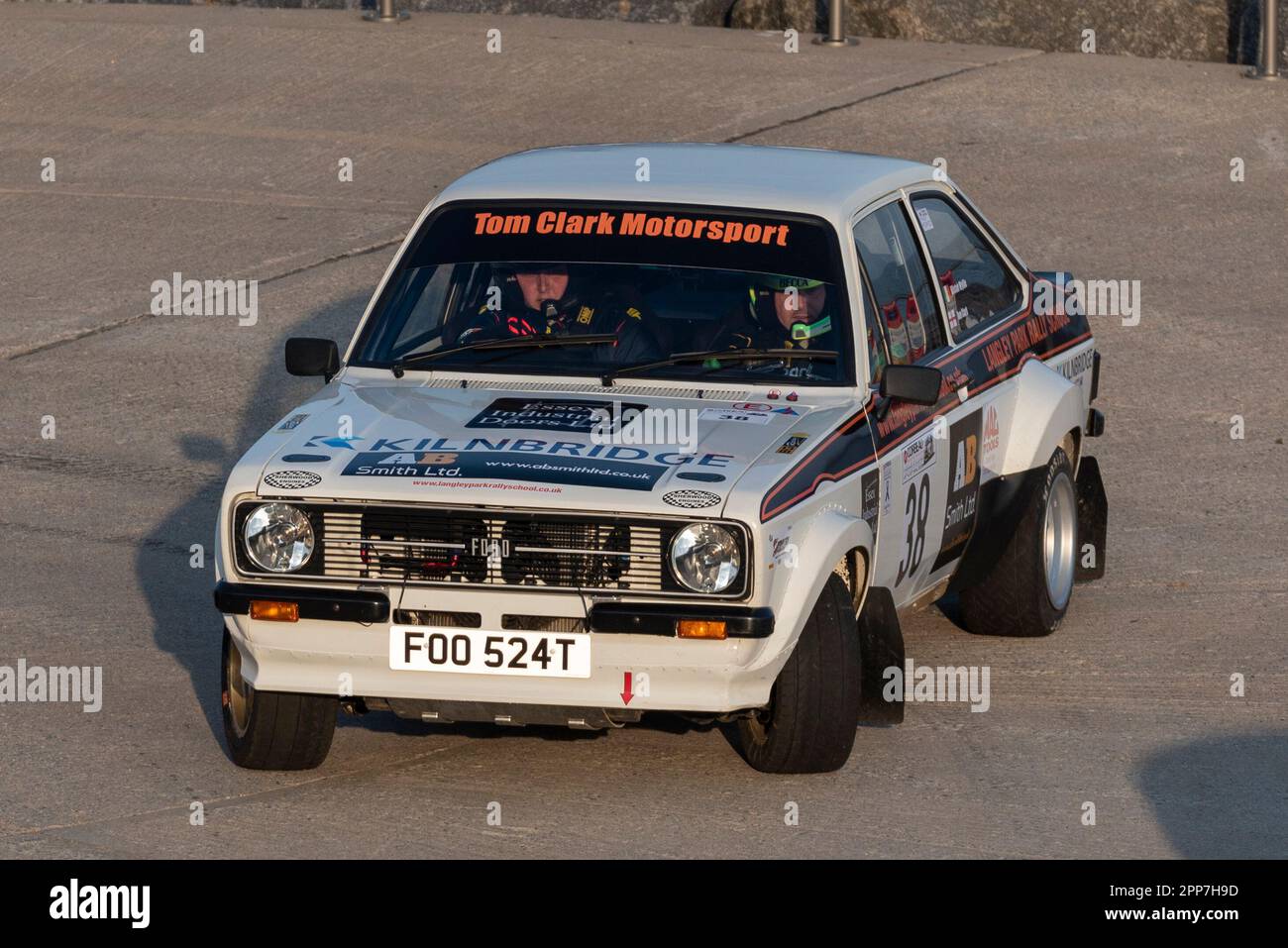 Seafront, Clacton on Sea, Essex, Royaume-Uni. 22nd avril 2023. Le Corbeau Seats Rally organisé par le Chelmsford Motor Club a lieu autour de Tendring et de Clacton, dans l'Essex, et a commencé par les étapes 1 et 2 le long des chemins de promenade et des routes au-dessous de la falaise Marine Parade Clacton on Sea. Les meilleurs pilotes nationaux dans les voitures de l'ancien World Rally car et les pilotes de club dans divers groupes, y compris les classiques, ont participé à la scène qui a commencé à 18:00 et a été prévu de terminer dans le noir à 21:00. Une voiture a roulé sur la scène, ce qui l'a arrêtée tôt. Ford Escort Mk2 FOO524T conduit par Thomas Clark Banque D'Images