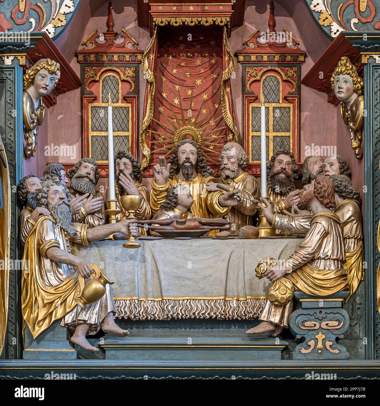 Jésus fait don du pain à Judas Iscariot, une sculpture médiévale en bois, Kalundborg, 7 avril 2023 Banque D'Images