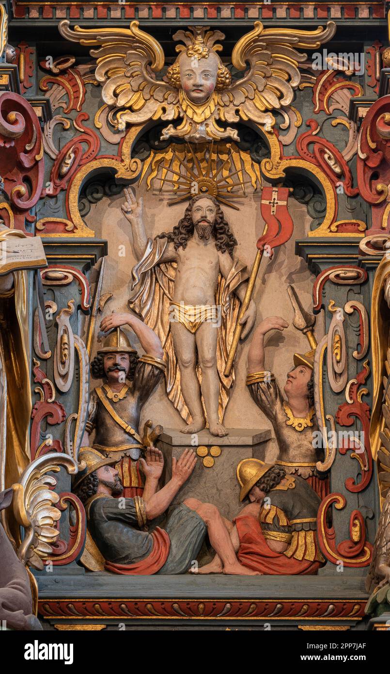 Christ avec la bannière de victoire et d'autres symboles sur une sculpture en bois, Kalundborg, Danemark, 7 avril 2023 Banque D'Images