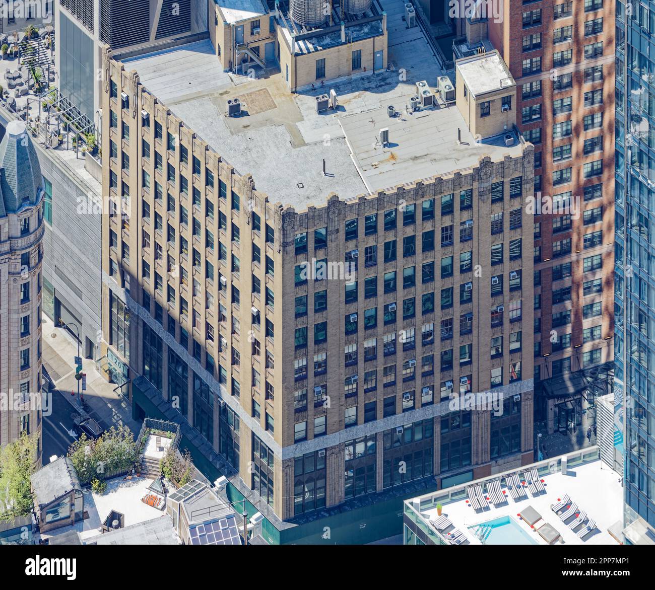 Le 1201 Broadway est un immeuble de bureaux en briques et en pierre de taille moyenne situé dans Midtown Manhattan; beaucoup de ses locataires actuels sont des cabinets d'architecture. Banque D'Images