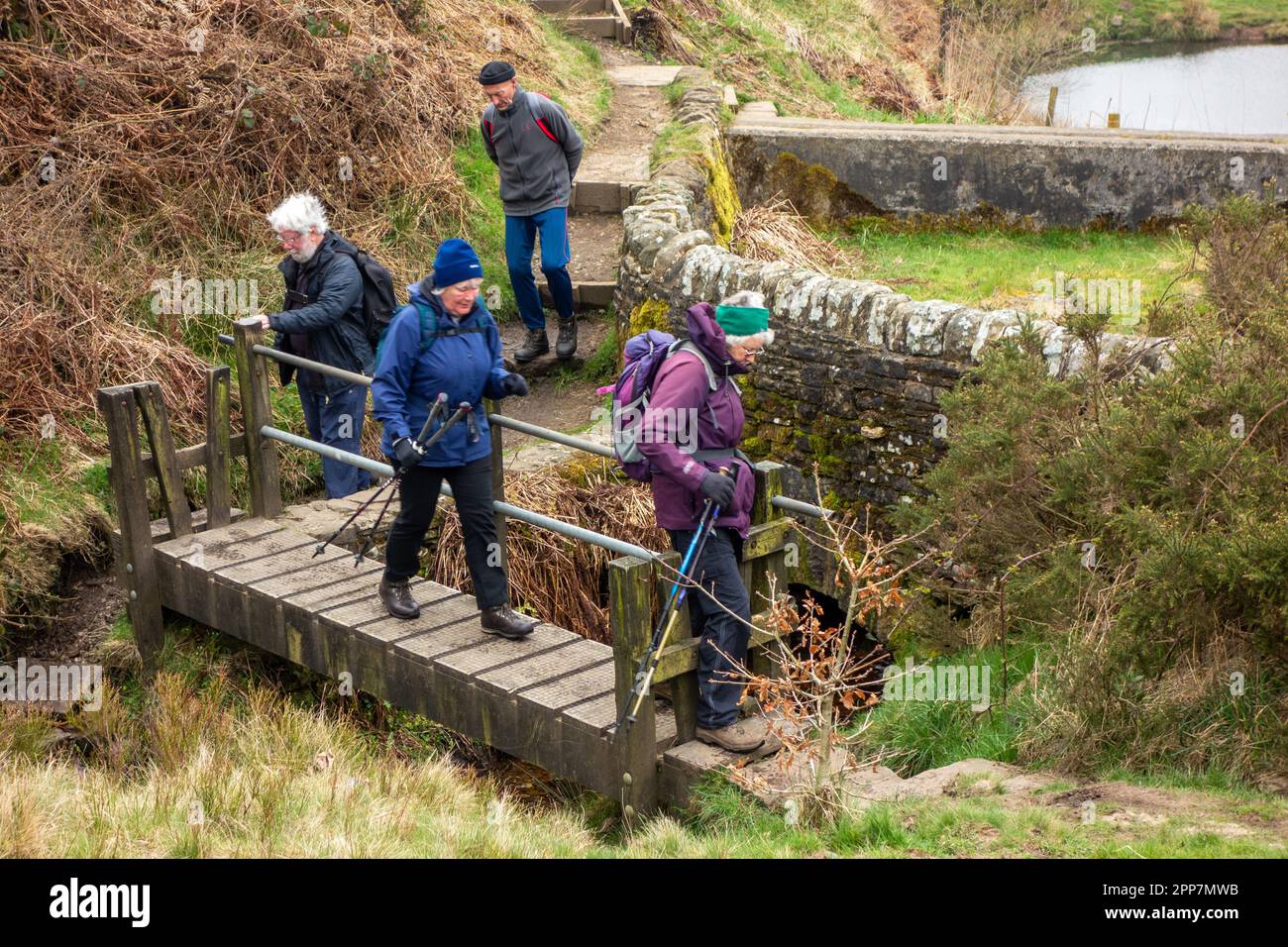 Les membres du groupe de marche Sandbach U3A de long appréciant les randonnées dans les collines du Peak District au-dessus de la ville Derbyshire de Buxton Angleterre Banque D'Images
