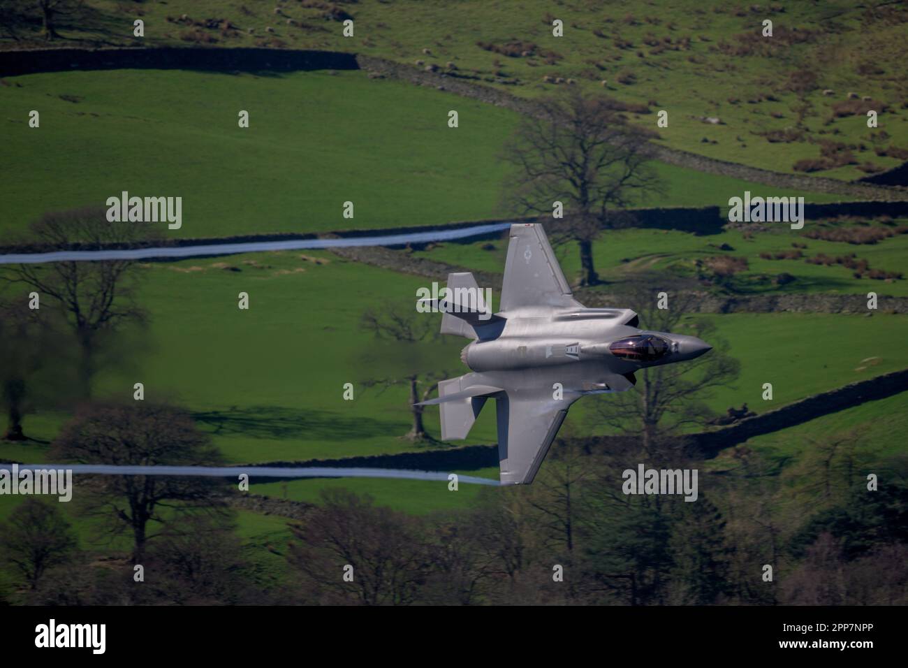 USAF F-35A vol « Valor » Lightning II de l'escadron RAF Lakenheath 495th Valkyries opérant à bas niveau dans le district des lacs à Ullswater Banque D'Images