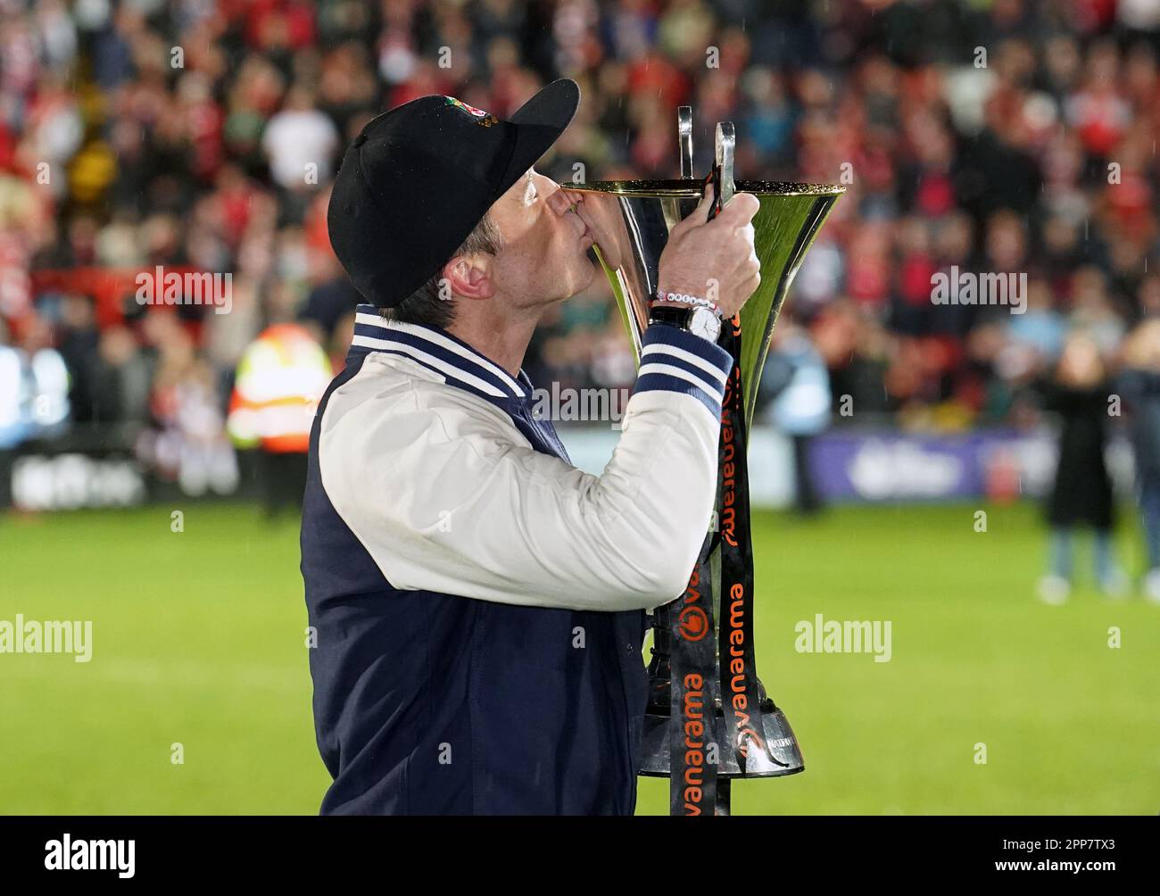 Rob McElhenney, co-propriétaire de Wrexham, embrasse le trophée à la suite de la promotion à la Sky Bet League 2 à la suite du match de la Vanarama National League au champ de courses de Wrexham. Date de la photo: Samedi 22 avril 2023. Banque D'Images