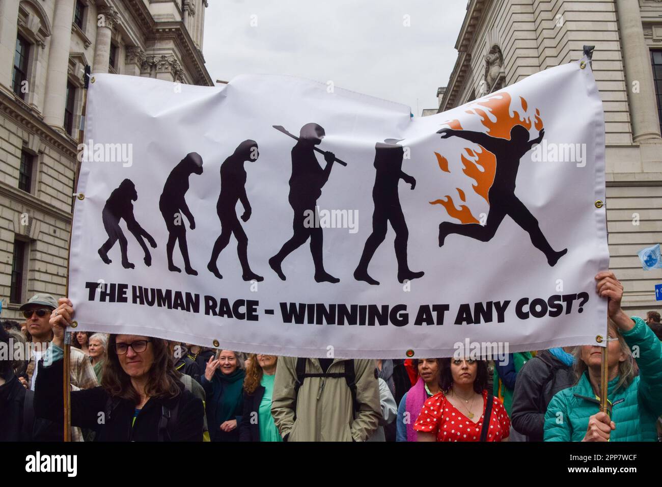 Londres, Angleterre, Royaume-Uni. 22nd avril 2023. Des milliers de personnes ont défilé à Westminster pour protester contre la destruction de la nature, la perte de biodiversité et les changements climatiques le jour de la Terre et le deuxième jour de la manifestation de quatre jours organisée par la rébellion des extinction et de nombreux autres groupes. (Credit image: © Vuk Valcic/ZUMA Press Wire) USAGE ÉDITORIAL SEULEMENT! Non destiné À un usage commercial ! Banque D'Images