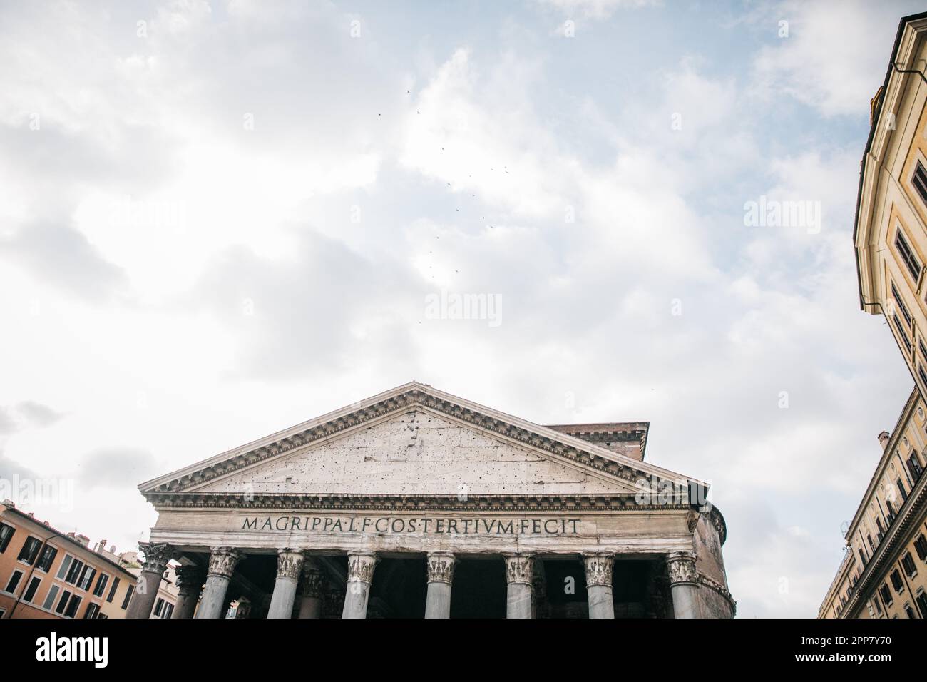 Regarder le Panthéon à Rome, Italie, un jour nuageux, magnifique en Europe Banque D'Images