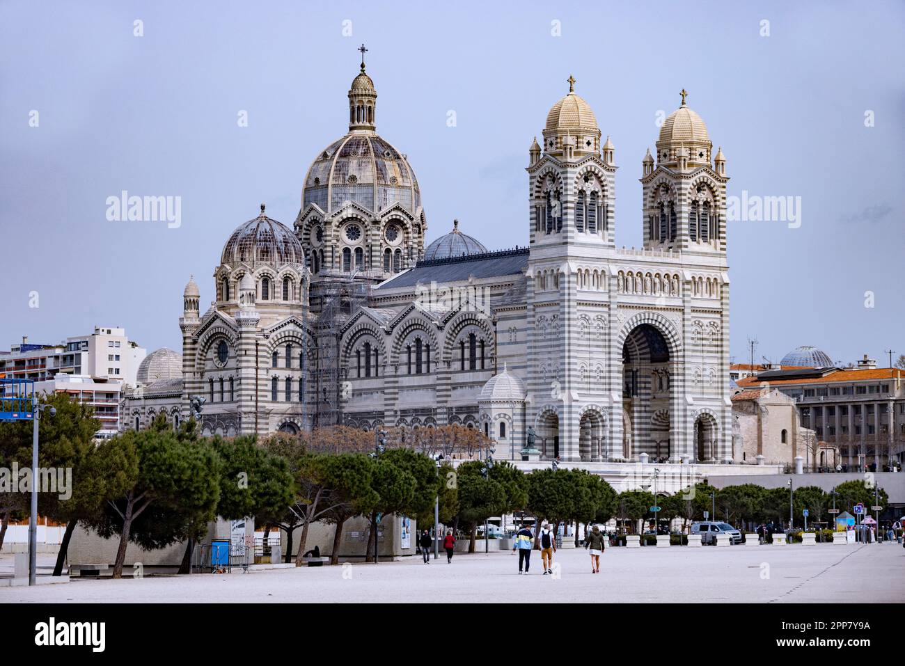 Façade extérieure, cathédrale de Marseille de style byzantin, Marseille, France Banque D'Images