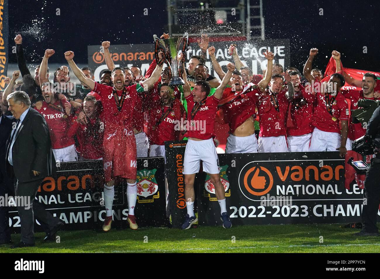 Les joueurs de Wrexham célèbrent la promotion à l'EFL à la suite du match de la Ligue nationale de Vanarama au champ de courses de Wrexham. Date de la photo: Samedi 22 avril 2023. Banque D'Images