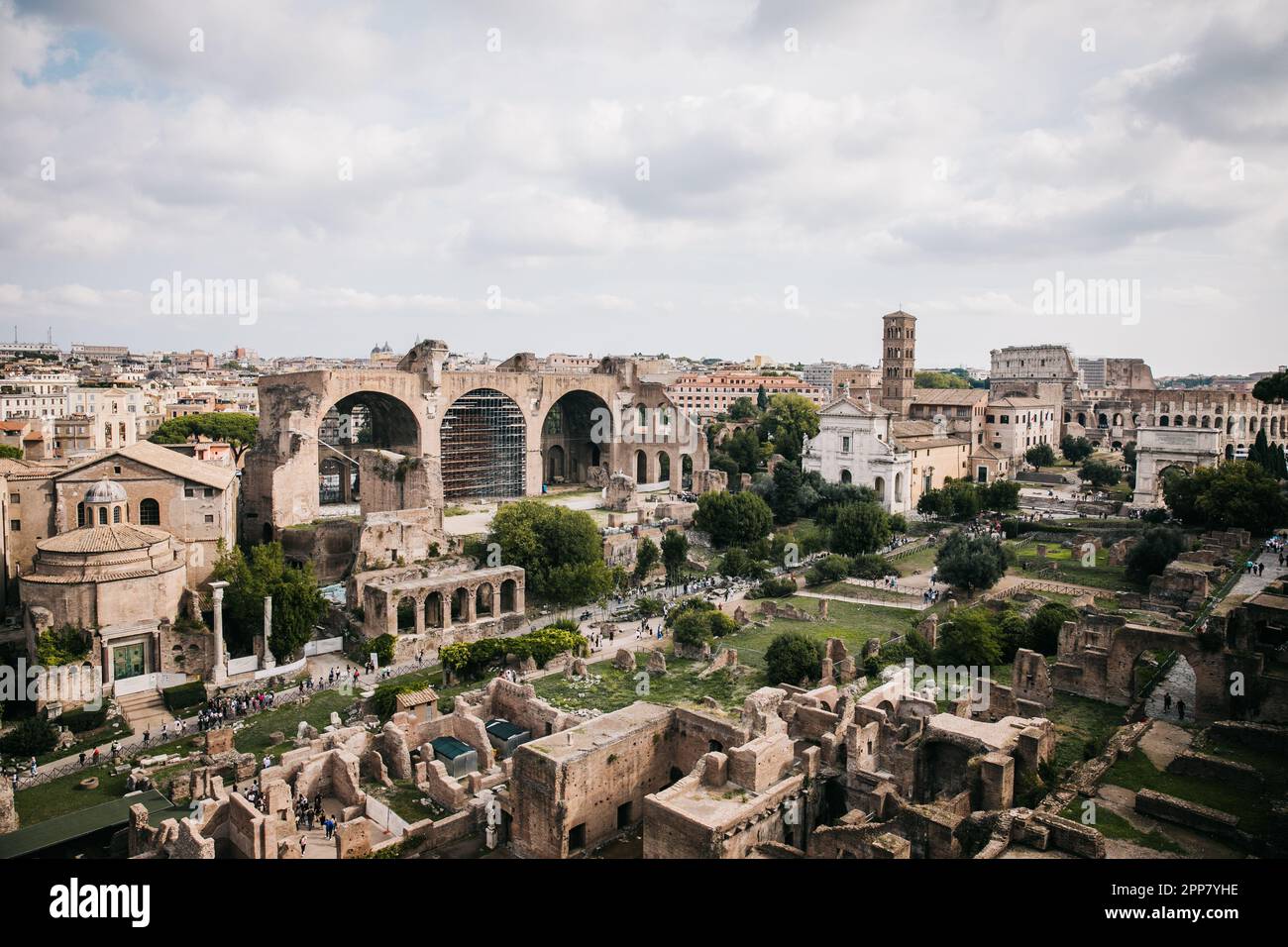 Vue dans le Forum romain de Rome, Italie, un jour nuageux, magnifique Banque D'Images