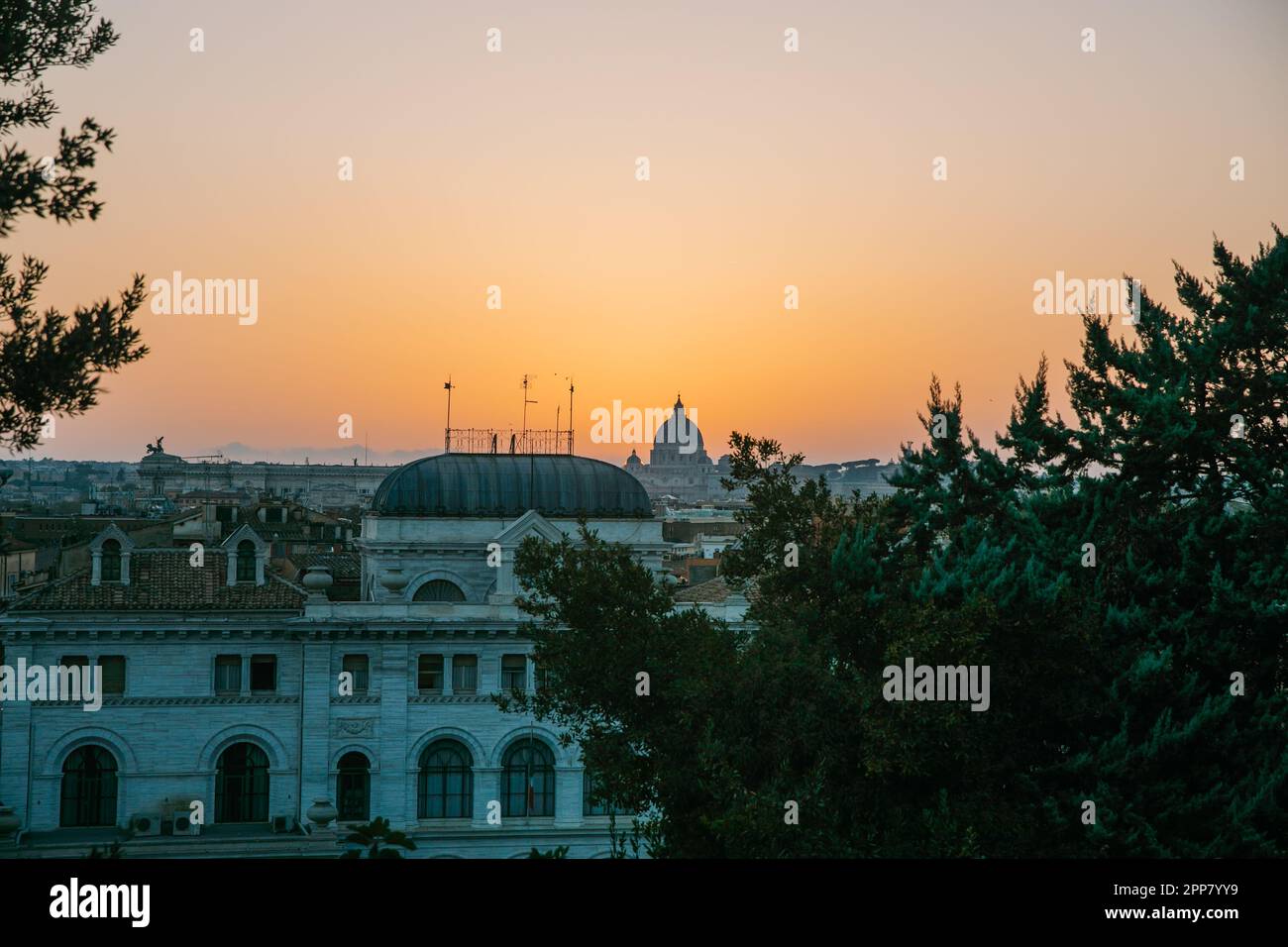 Coucher de soleil orange doré sur la ville de Rome, Italie, une soirée claire Banque D'Images