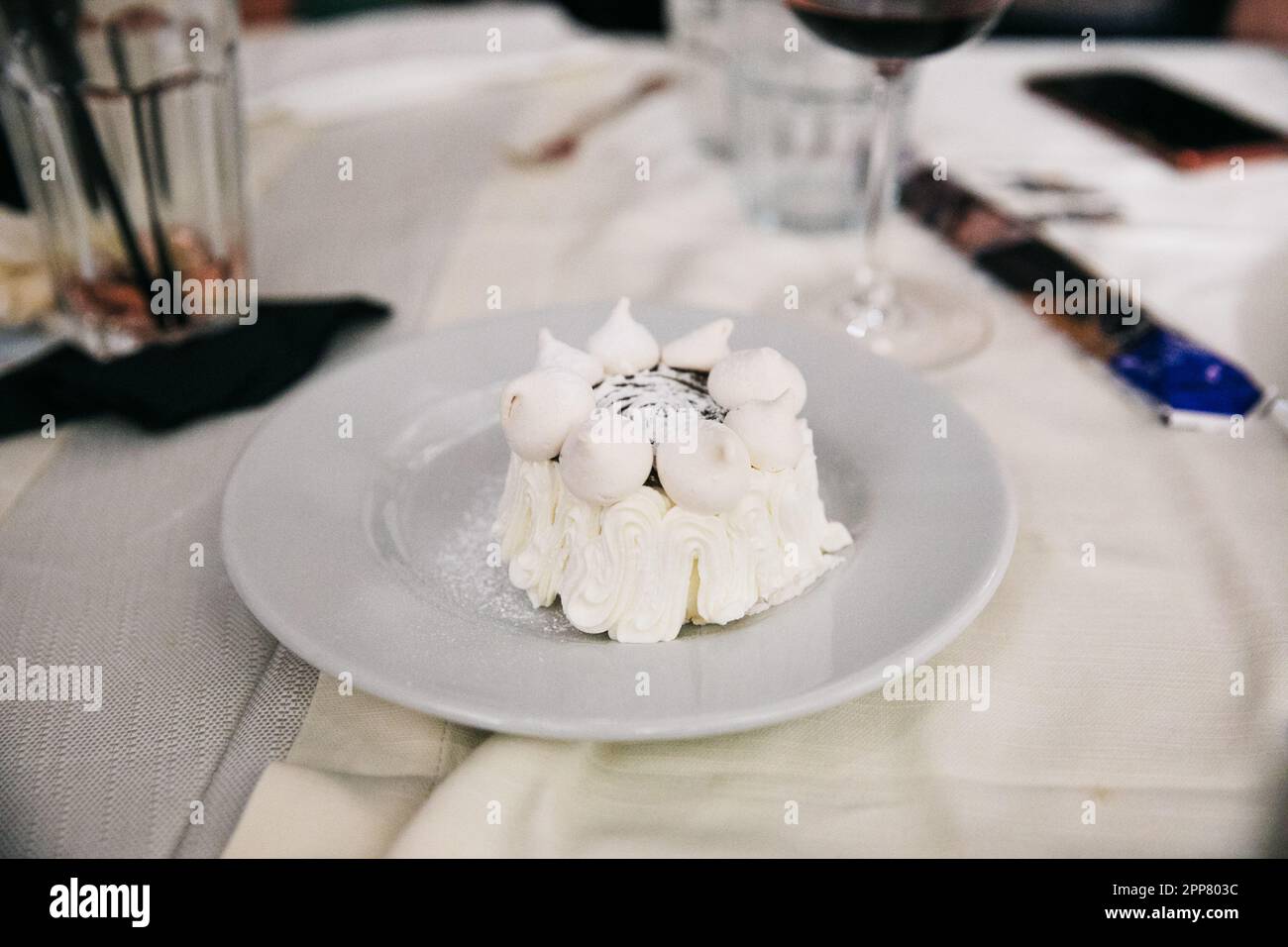 Classique délicieux blanc Italien dessert à Rome, Italie sur une assiette Banque D'Images