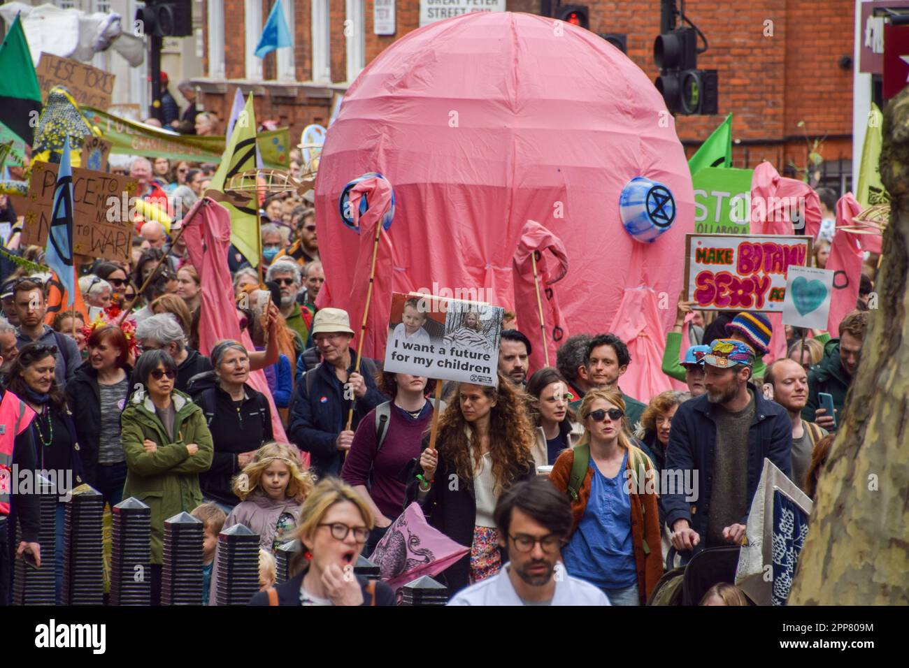 Londres, Royaume-Uni. 22nd avril 2023. Des milliers de personnes ont défilé à Westminster pour protester contre la destruction de la nature, la perte de biodiversité et les changements climatiques le jour de la Terre et le deuxième jour de la manifestation de quatre jours organisée par la rébellion des extinction et de nombreux autres groupes. Credit: Vuk Valcic/Alamy Live News Banque D'Images