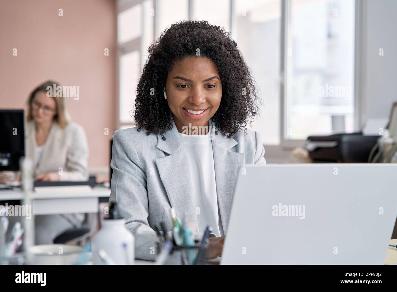 Femme d'affaires d'âge moyen travaillant, naviguant et tapant sur un ordinateur portable à écran tactile. Banque D'Images