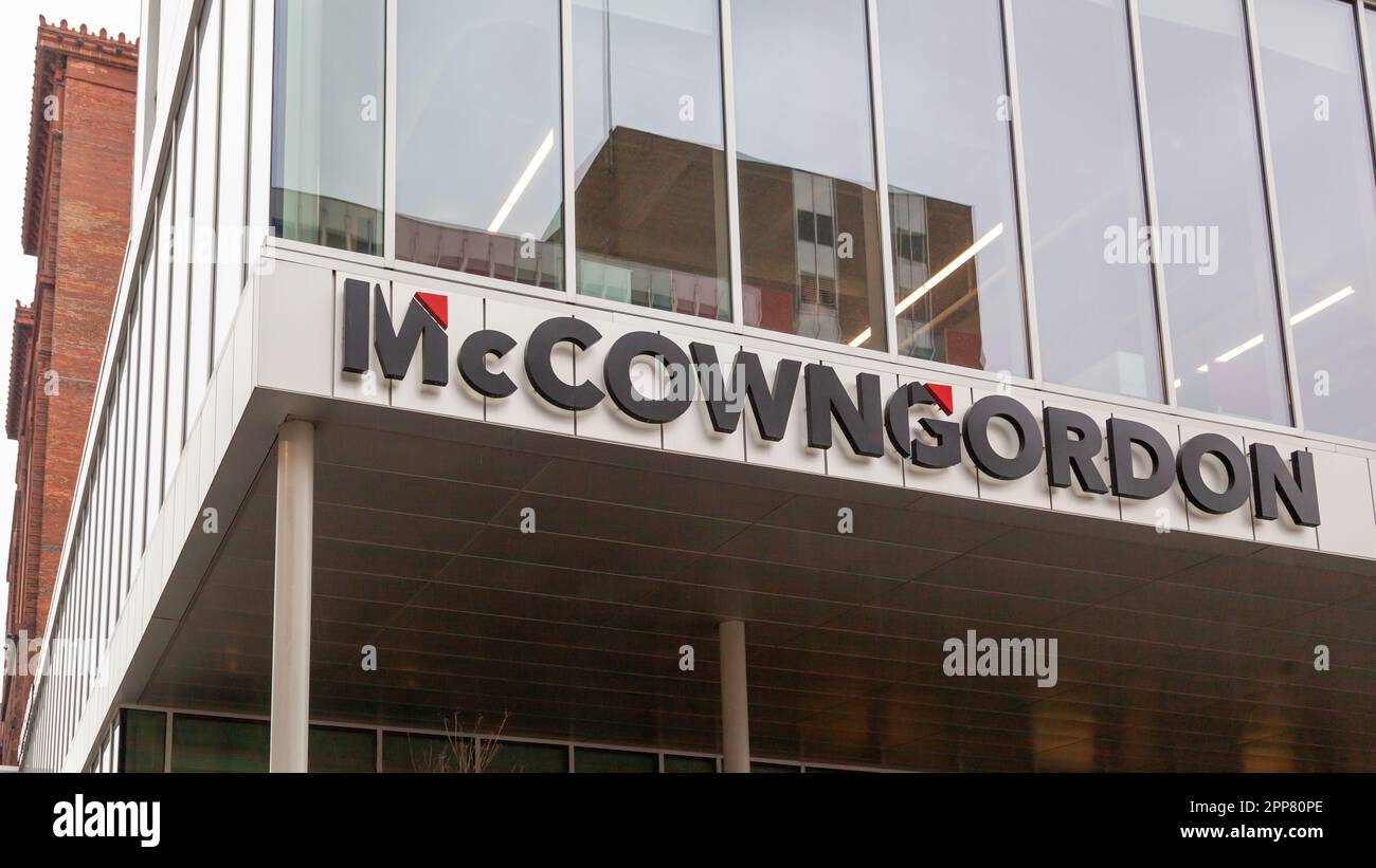 Gros plan de l'enseigne McCownGordon sur le bâtiment au siège social de McCownGordon Construction à Kansas City, Mo, États-Unis Banque D'Images