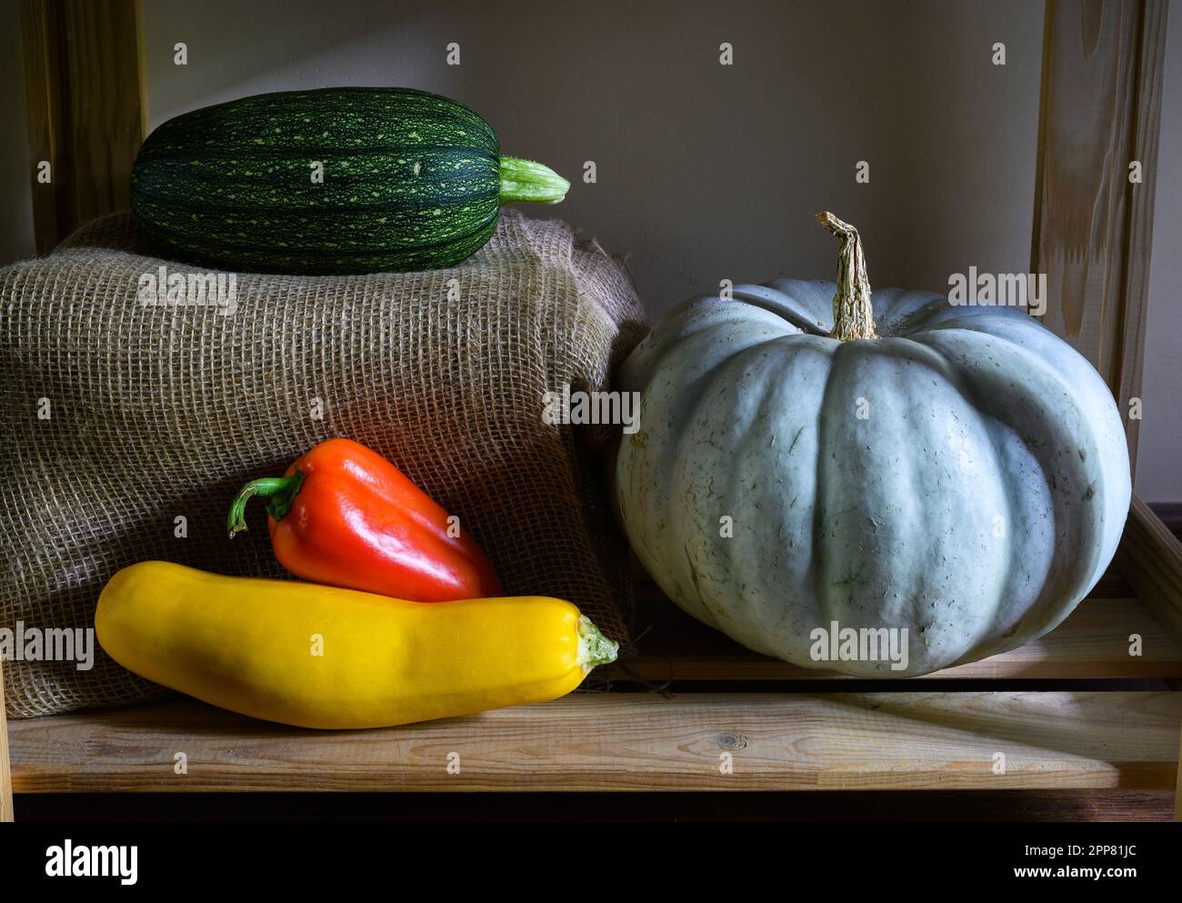 Citrouilles, moelle végétale et poivron dans la cuisine, millésime encore vie d'aliments biologiques. Photo de zucchini sur les étagères dans l'intérieur rustique de la maison. Que Banque D'Images