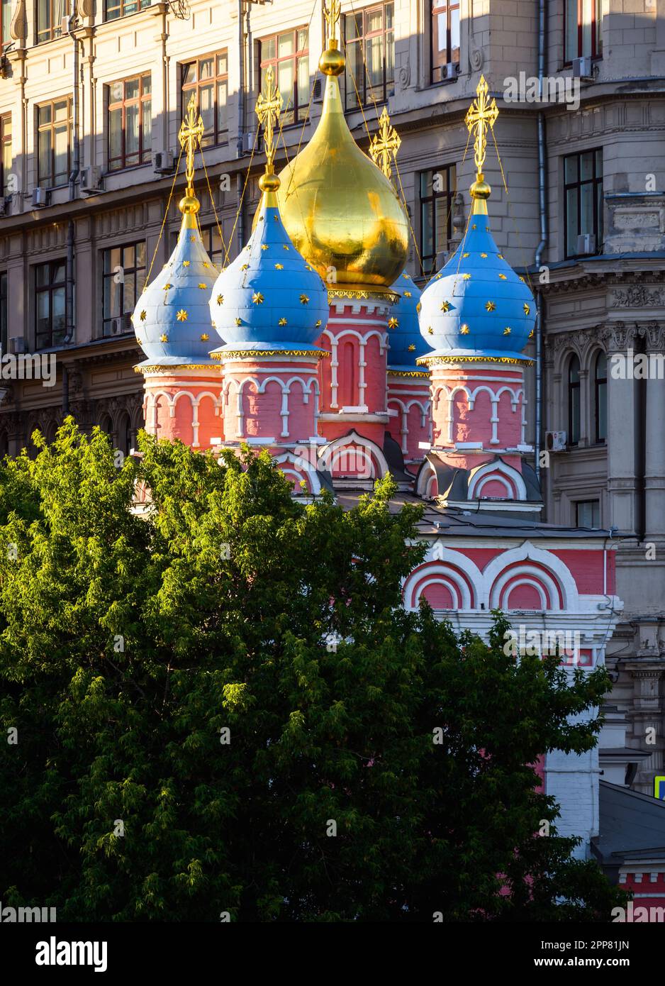 Église Saint-Georges à Moscou, Russie. Décor du vieux temple orthodoxe russe et des bâtiments. Belle église dans le centre-ville de Moscou en été. Thème o Banque D'Images