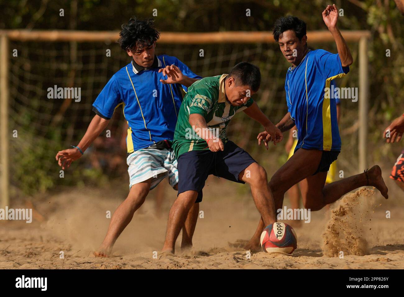 Indigenous athletes compete in a soccer match as part of the Indigenous Games, in the Tapirema community of Peruibe, Brazil, Saturday, April 22, 2023. Hundreds of Indigenous athletes gather this weekend in the south of Sao Paulo state to hold their version of the Olympic Games. They will compete for medals in archery, tug of war, athletics, Indigenous wrestling and other sports. (AP Photo/Andre Penner) Banque D'Images