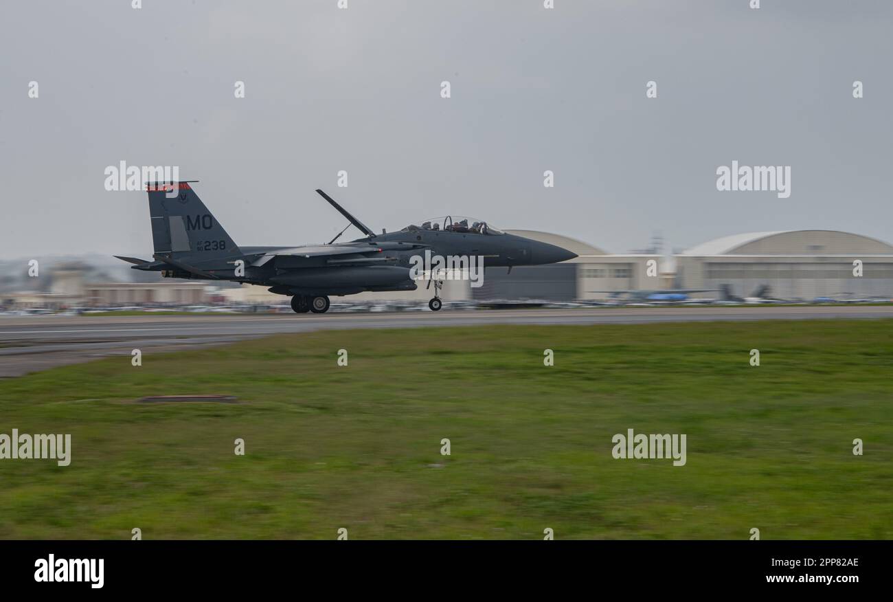 A ÉTATS-UNIS Aigle de frappe F-15E de la Force aérienne affecté au Escadron d'avions de combat 391st débarque à la base aérienne de Kadena, au Japon, en 22 avril 2023. Les aigles de grève sont arrivés de la base aérienne de Mountain Home, dans l’Idaho, pour assurer la présence continue des chasseurs par le retour progressif de la flotte d’aigles F-15C/D de Kadena aux États-Unis. (É.-U. Photo de la Force aérienne par Tech. Sergent Micaïah Anthony) Banque D'Images