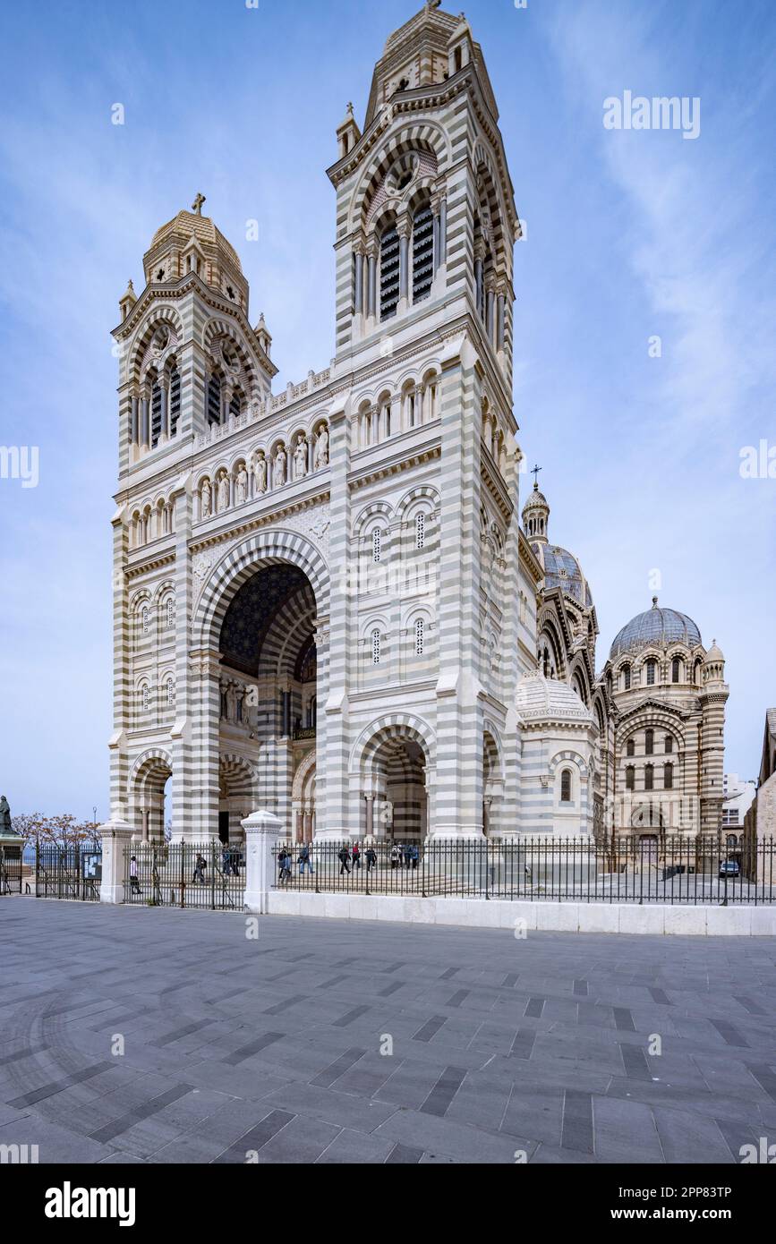 Façade extérieure, cathédrale de Marseille de style byzantin, Marseille, France Banque D'Images