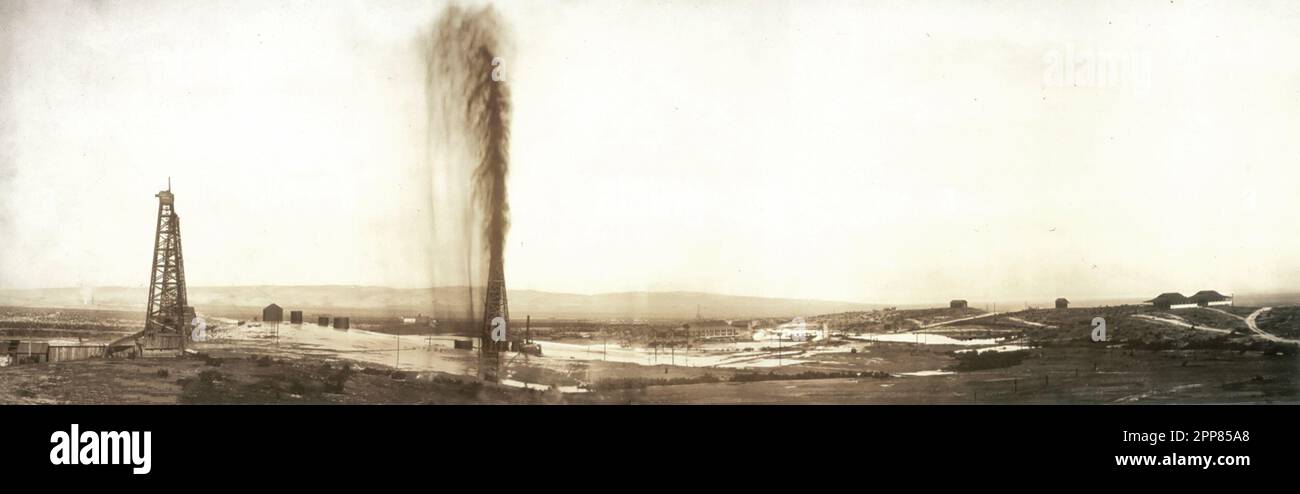 Le grand broyeur de Californie - un puits de pétrole en Californie crachant de l'huile, vers 1910 Banque D'Images