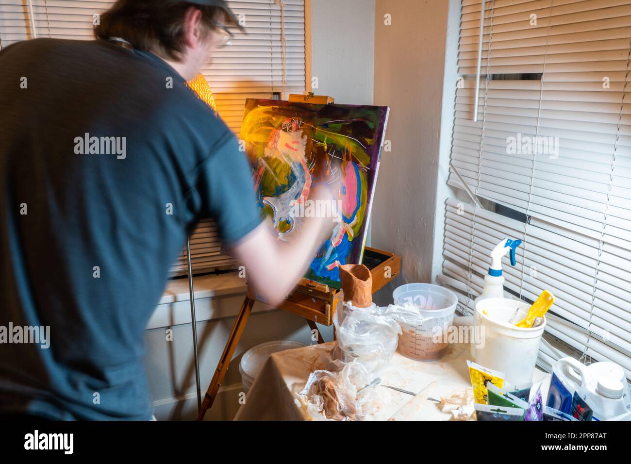 Denver, Colorado, États-Unis - 4.21.2023: Artiste travaillant sur une peinture et une sculpture en argile Banque D'Images