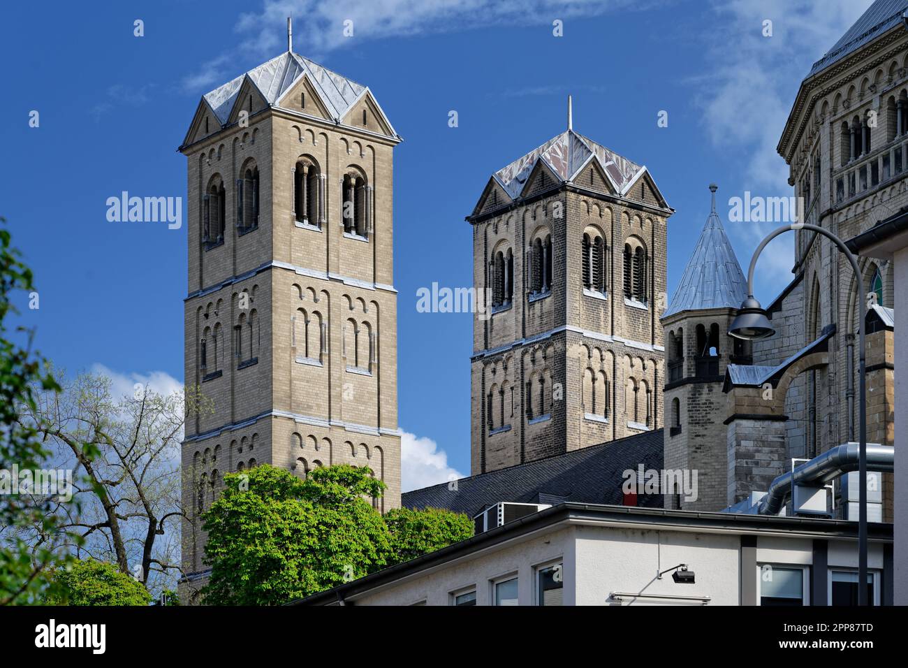 les deux tours de la basilique romane de st. geréon dans la vieille ville de cologne par une journée ensoleillée, dans un ciel bleu avec des nuages Banque D'Images