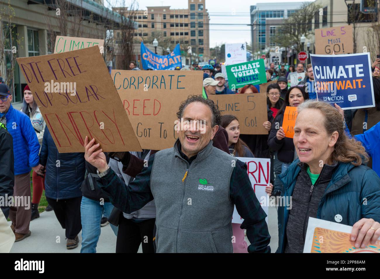 Royal Oak, Michigan, États-Unis. 22nd avril 2022. La Marche pour le climat du jour de la Terre du comté d'Oakland (Michigan) a attiré des centaines de personnes dans la banlieue de Detroit qui ont encouragé l'action pour lutter contre le changement climatique. L'ancien congressiste Andy Levin (au centre) était coprésident de l'événement. Crédit : Jim West/Alay Live News Banque D'Images