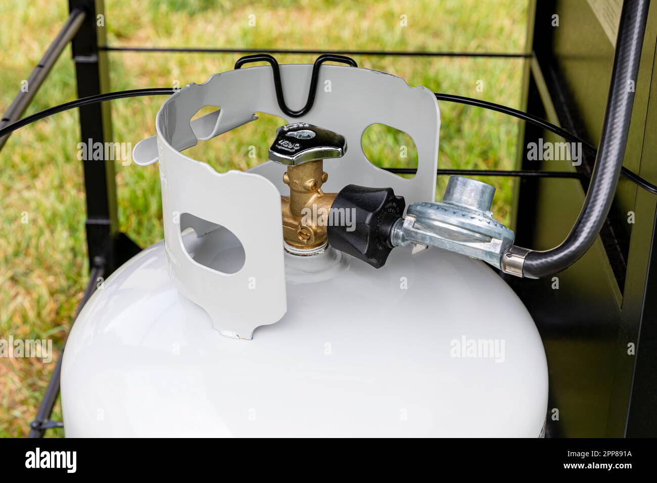 Bouteille de gaz propane avec flexible et régulateur pour barbecue. Sécurité au gril, inspection et stockage de l'équipement GPL Banque D'Images