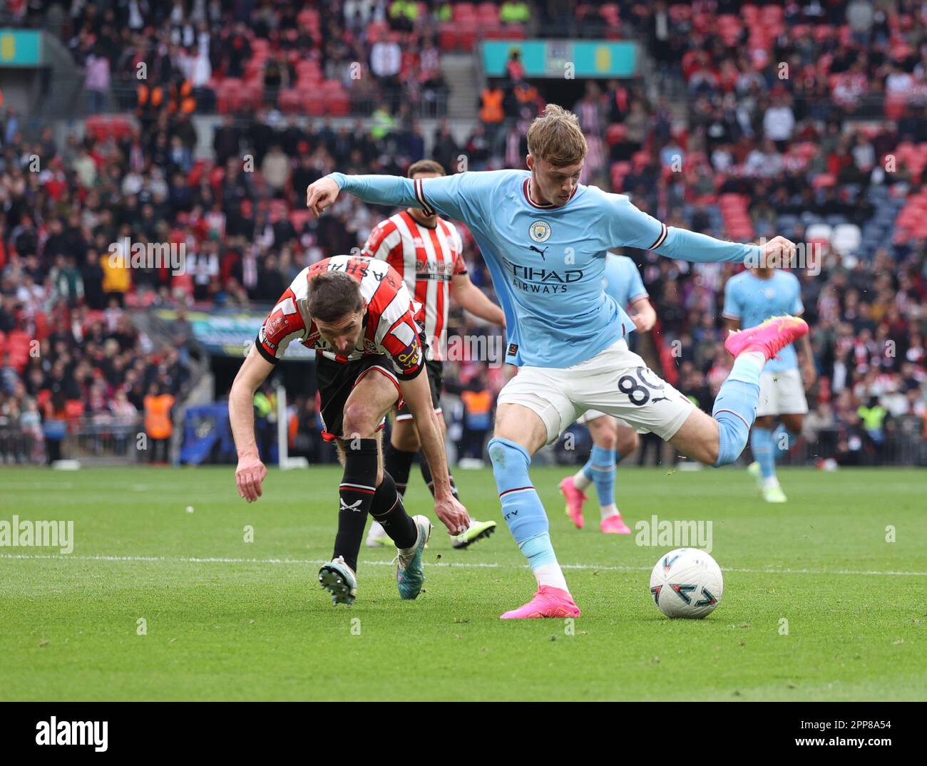 Londres, Royaume-Uni. 22nd avril 2023. Chris Basham (SU) Cole Palmer (MC) à la demi-finale de la coupe Emirates FA Manchester City contre Sheffield United au stade Wembley, Londres, Royaume-Uni, le 22nd avril 2023. Crédit : Paul Marriott/Alay Live News Banque D'Images