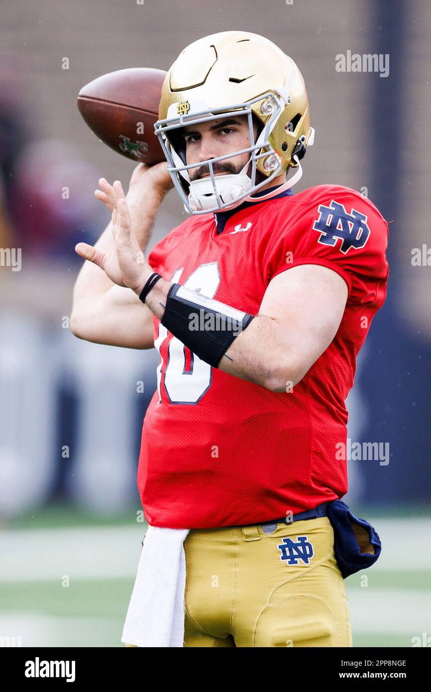 22 avril 2023 : quartier notre Dame Sam Hartman (10) lors de la prépartie du match annuel de football du printemps Blue-Gold de notre Dame au stade notre Dame de South Bend, Indiana. Or battu Bleu 24-0. John Mersiits/CSM. Banque D'Images